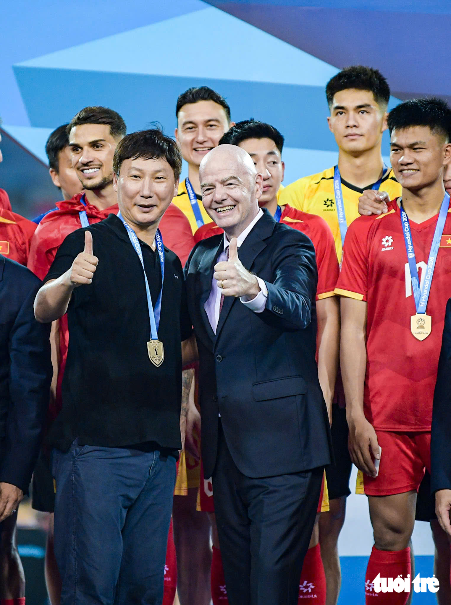 Khoảnh khắc nâng cúp vô địch ASEAN Cup 2026 của tuyển Việt Nam - Ảnh 3.