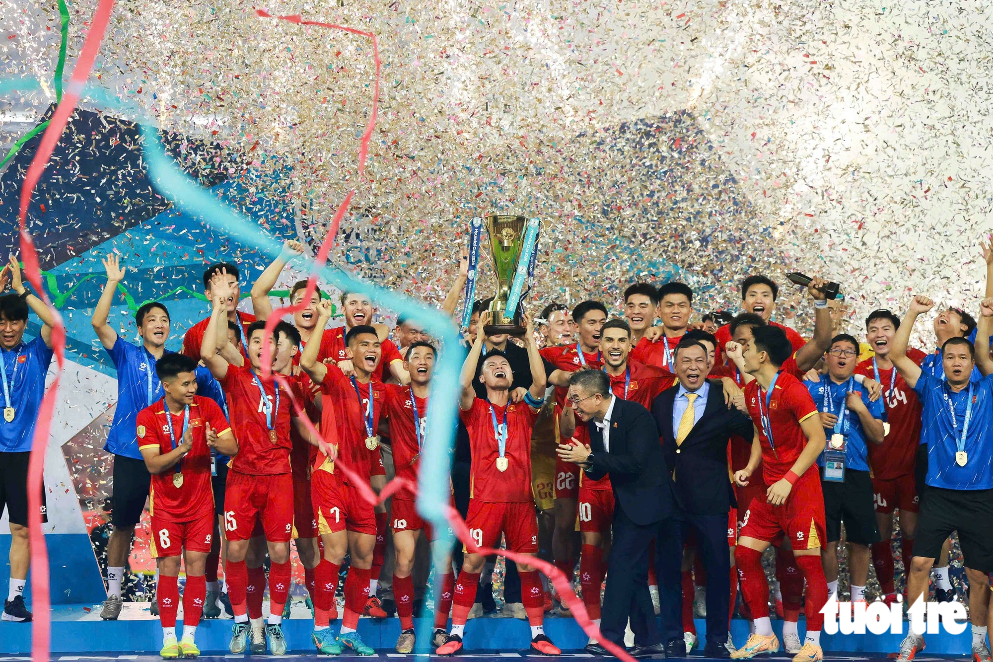 Khoảnh khắc nâng cúp vô địch ASEAN Cup 2026 của tuyển Việt Nam - Ảnh 6.