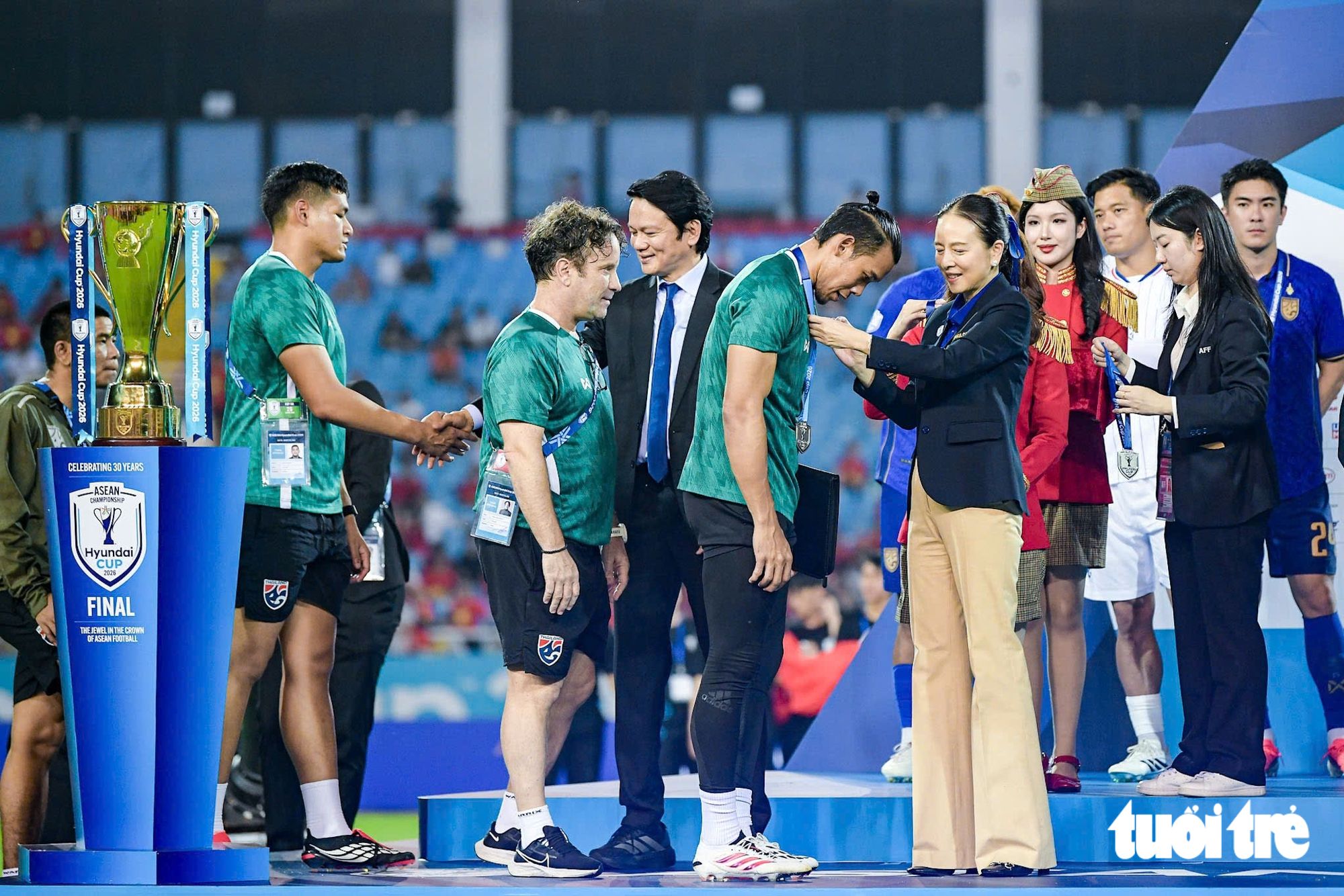 Khoảnh khắc nâng cúp vô địch ASEAN Cup 2026 của tuyển Việt Nam - Ảnh 8.