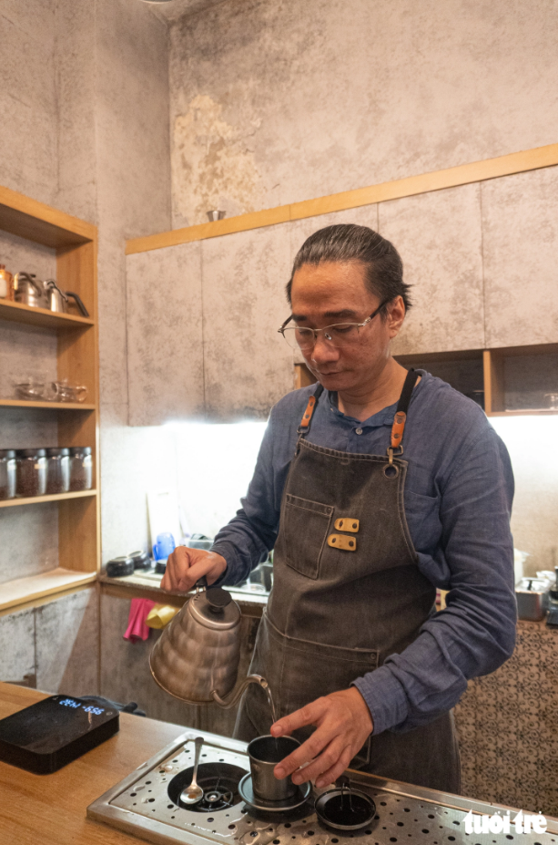 Hanoi Old Quarter café draws Western tourists with maze-like entrance - Ảnh 8.