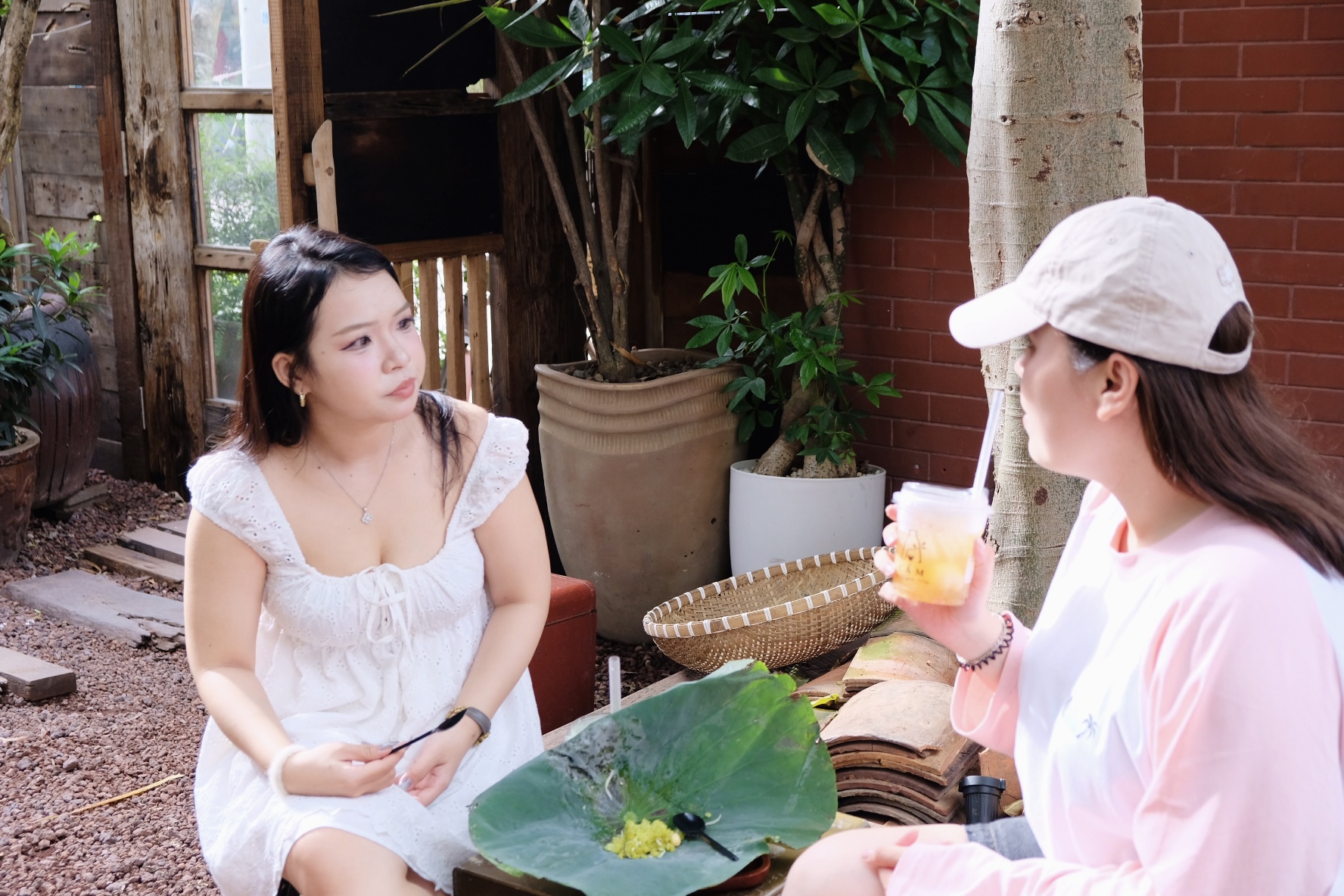 Nàng thơ check-in xe hoa ‘mùa thu Hà Nội’ giữa Sài Gòn - Ảnh 3.