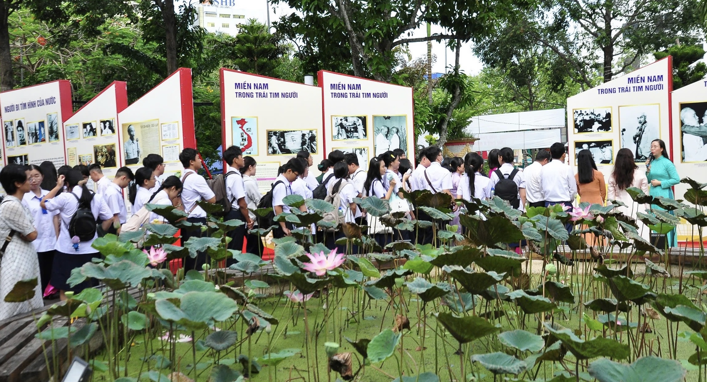 Triển lãm ảnh và hiện vật văn hóa dân tộc tại Cần Thơ chào mừng Quốc khánh 2 - 9 - Ảnh 1.