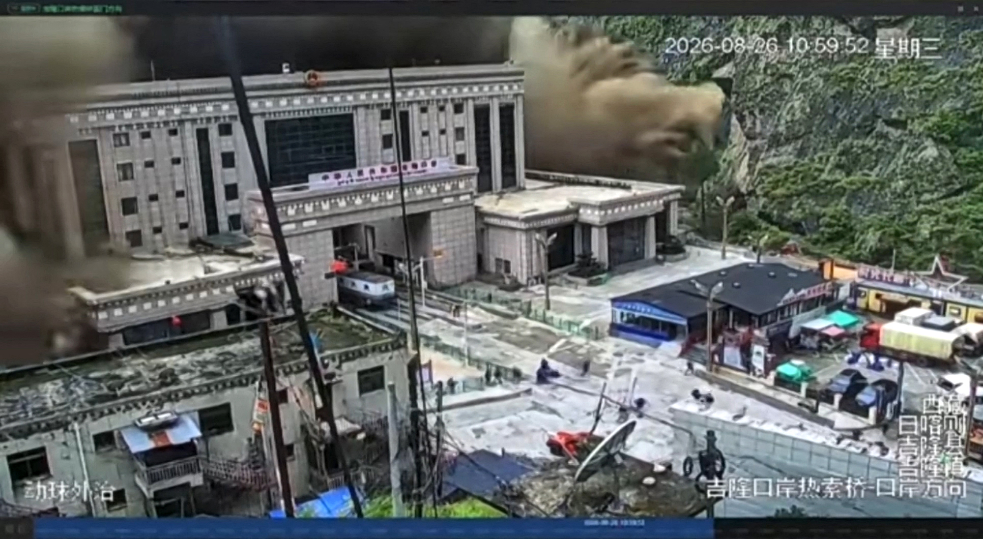 Lũ quét tại biên giới Nepal - Trung Quốc: 98 người chết và hơn 400 người mất tích - Ảnh 2.