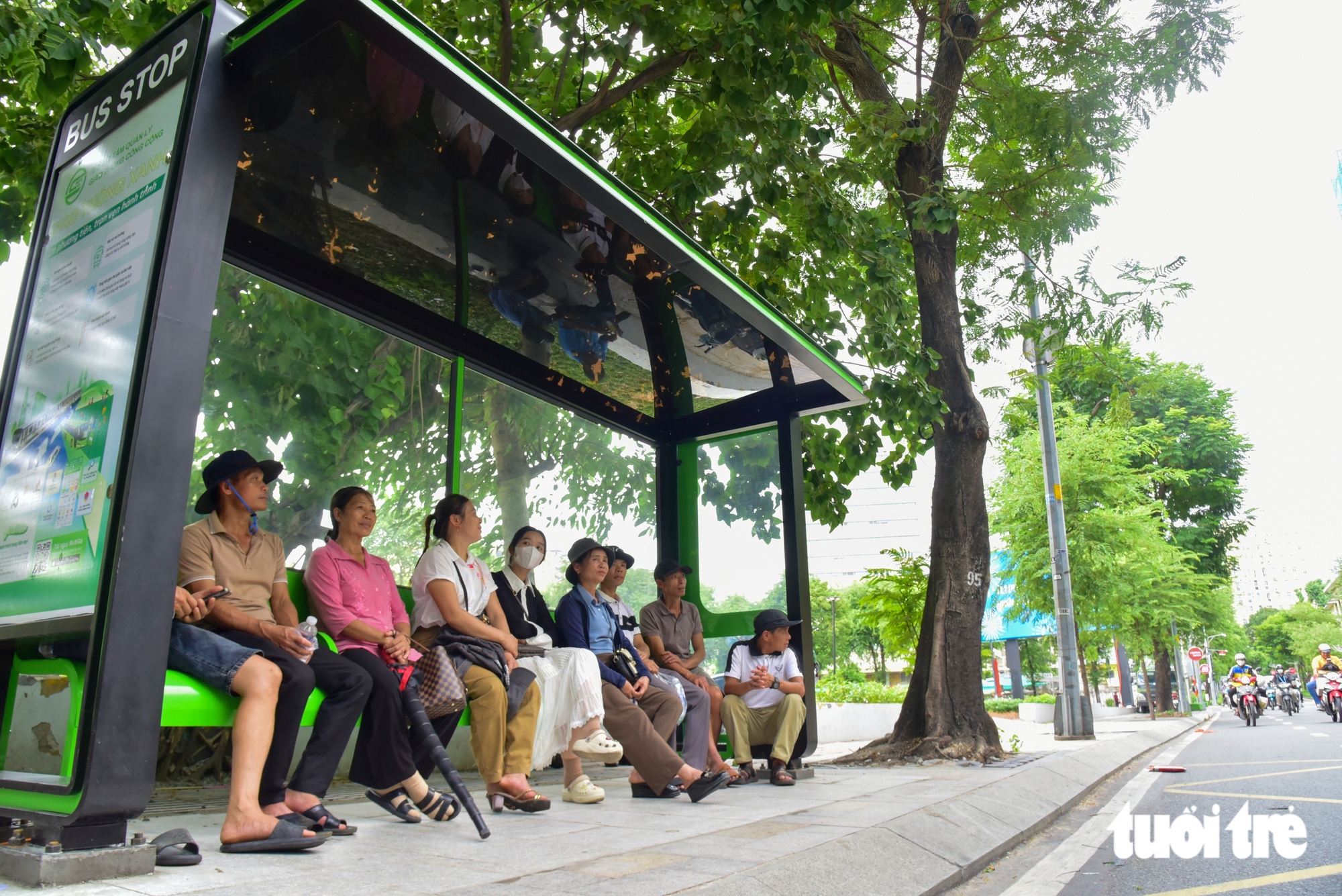 TP.HCM lắp mảng xanh giúp người dân mát mẻ khi đợi xe buýt, chỉnh trang trạm dừng tăng mỹ quan đô thị - Ảnh 7.