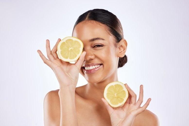 Có phải uống nhiều vitamin C chống được cảm lạnh? - Ảnh 1.