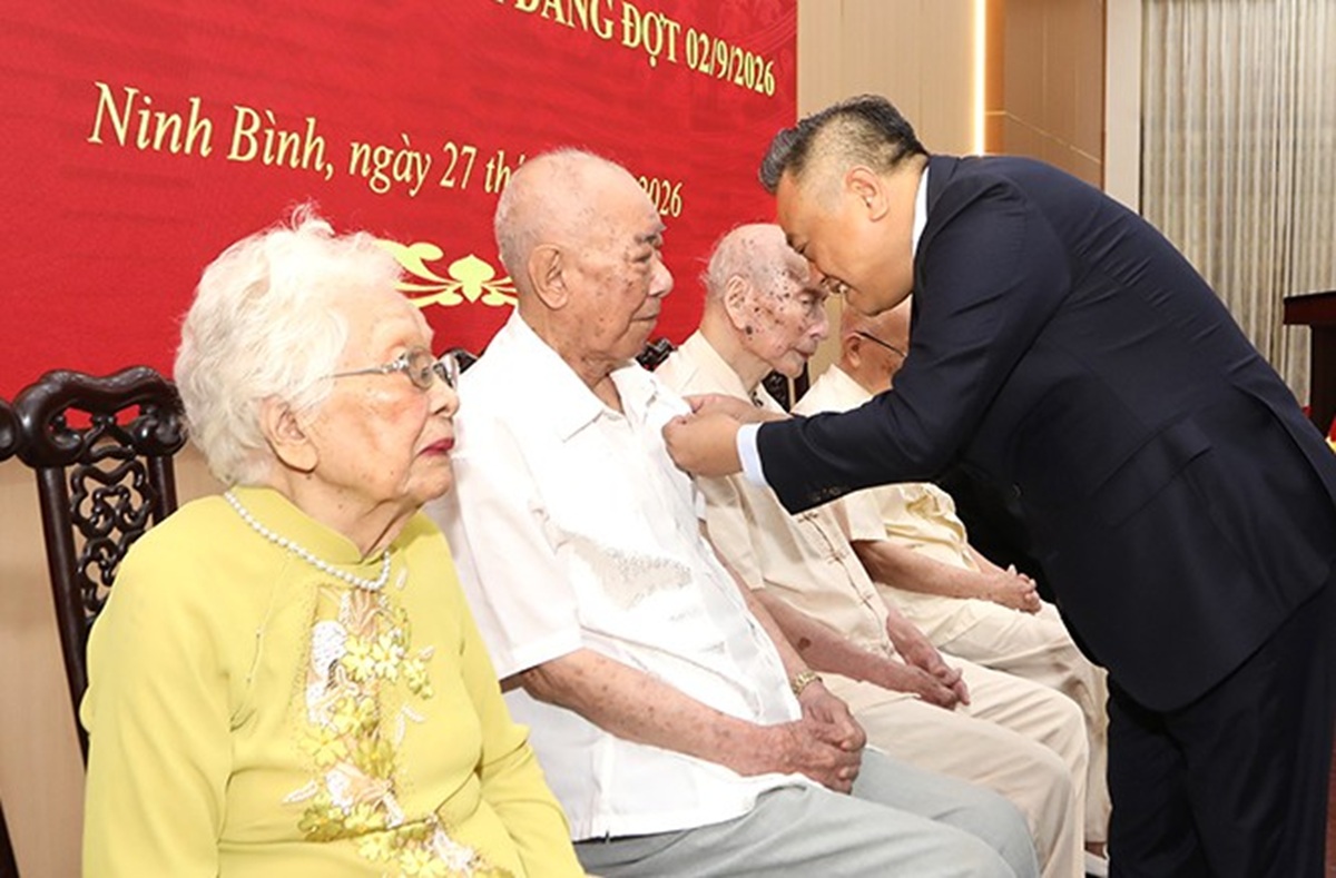 Chủ nhiệm Ủy ban Kiểm tra Trung ương trao Huy hiệu 80 năm tuổi Đảng cho đảng viên lão thành tại Ninh Bình - Ảnh 2.