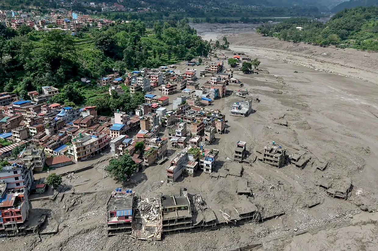 Lũ quét ở biên giới Nepal - Trung Quốc như 'bom nổ', hàng trăm người mất liên lạc với gia đình - Ảnh 4.
