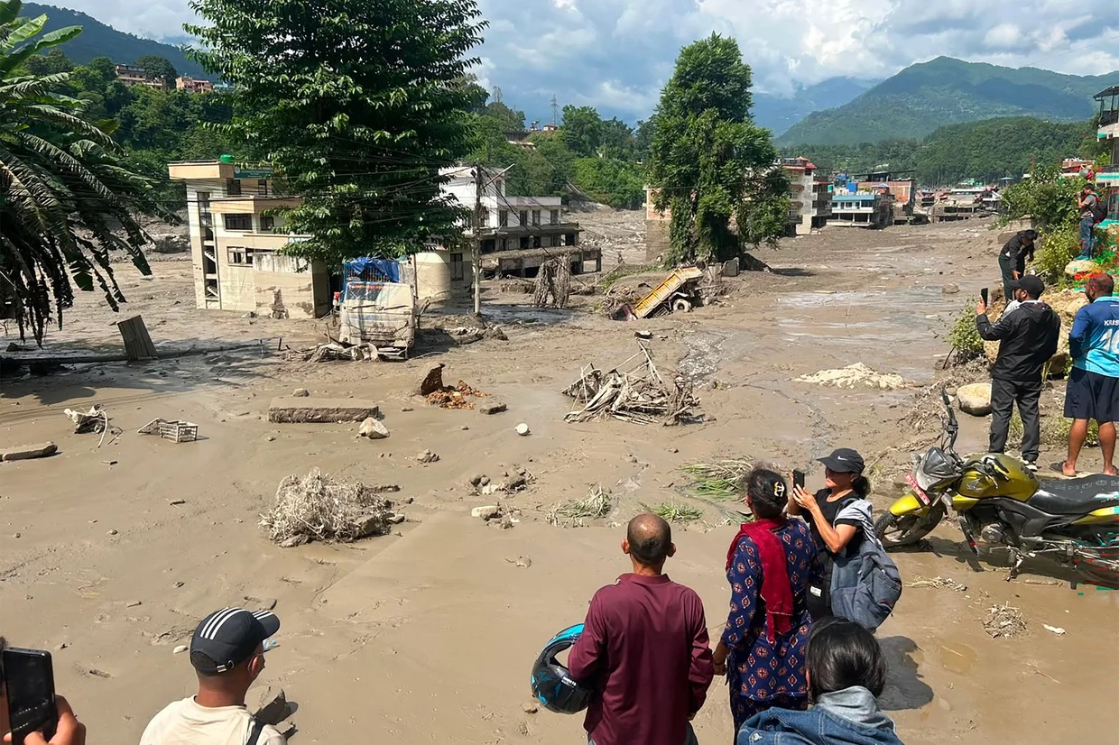 Lũ quét ở biên giới Nepal - Trung Quốc như 'bom nổ', hàng trăm người mất liên lạc với gia đình - Ảnh 1.