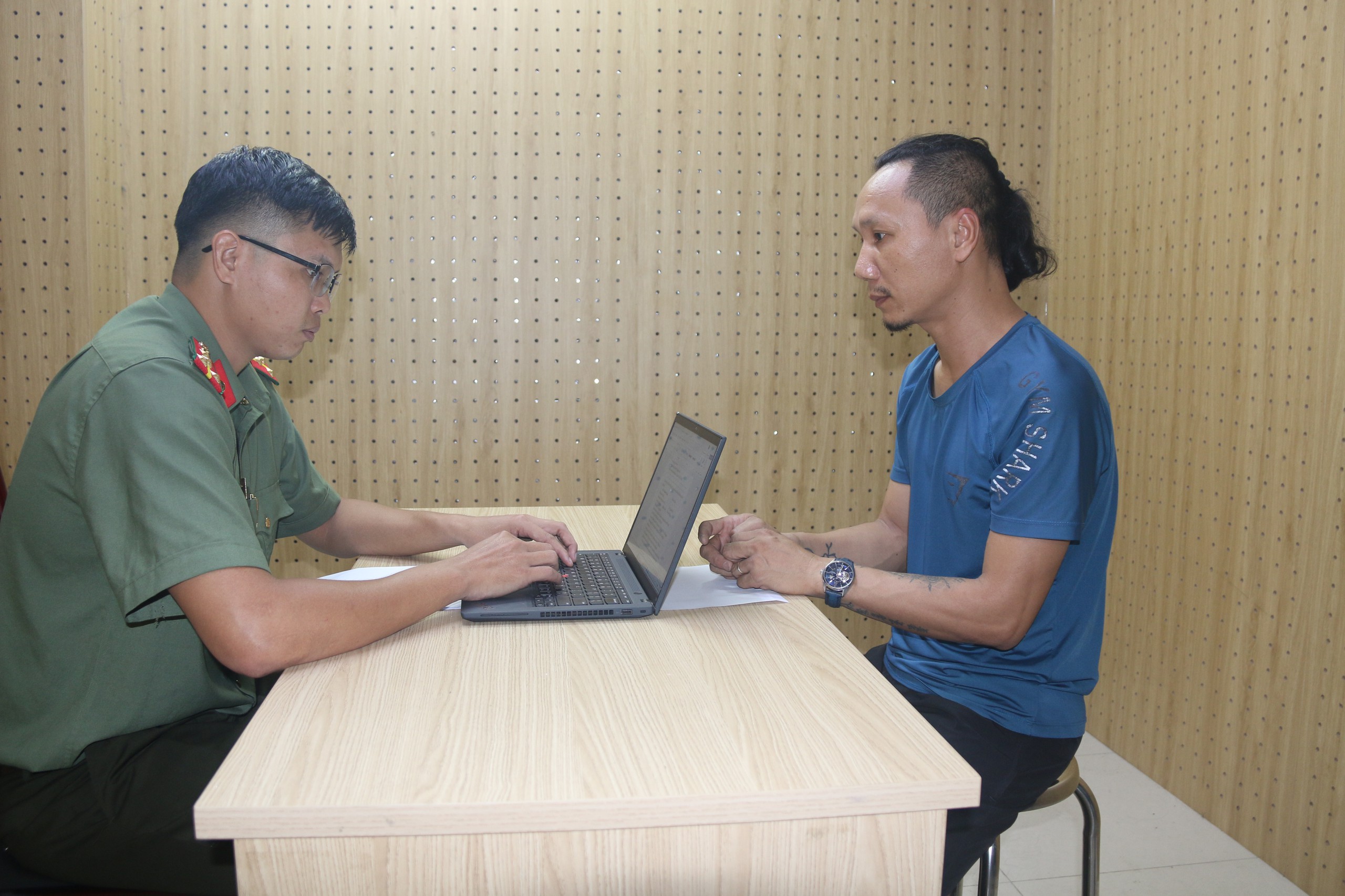 Khởi tố 3 người thả diều gây ảnh hưởng an toàn hoạt động bay tại Tân Sơn Nhất - Ảnh 1.