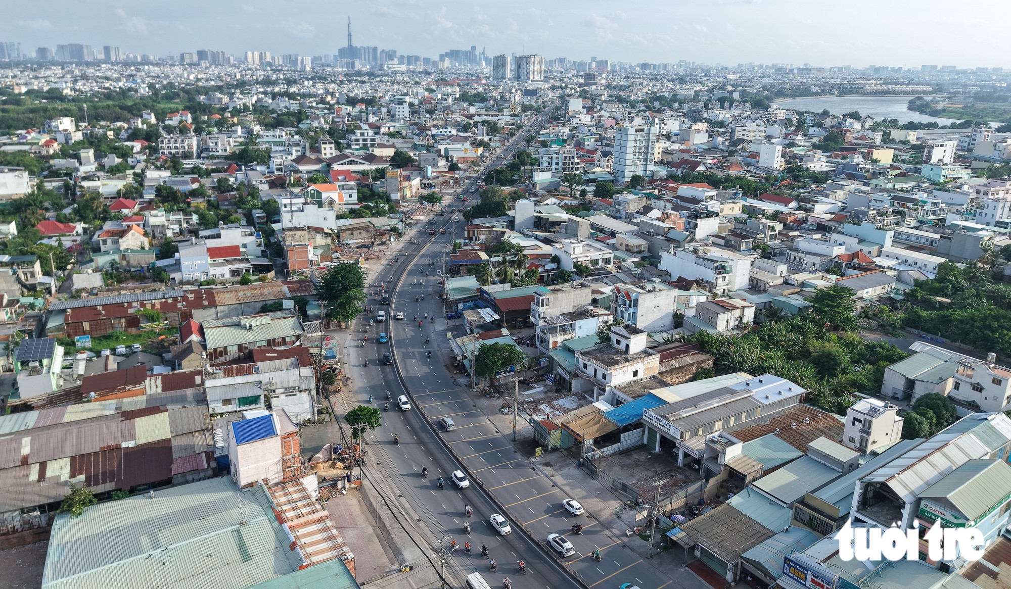 Người dân tất bật dọn nhà, nhường mặt bằng mở rộng Quốc lộ 13 trước ngày khởi công - Ảnh 1.