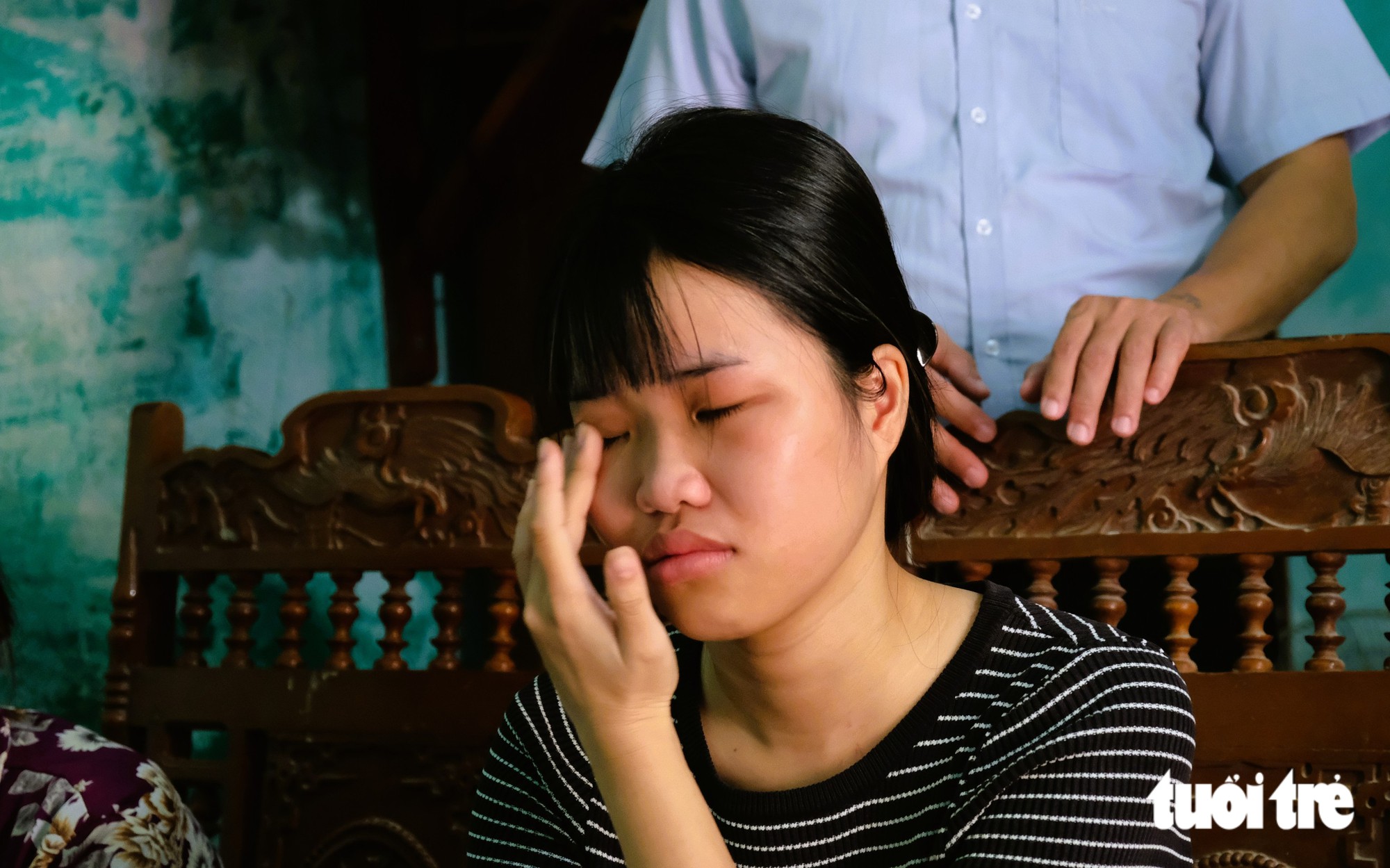 Đại biểu Quốc hội trao 50 triệu giúp nữ sinh sau khi đọc bài viết của Tuổi Trẻ - Ảnh 3.