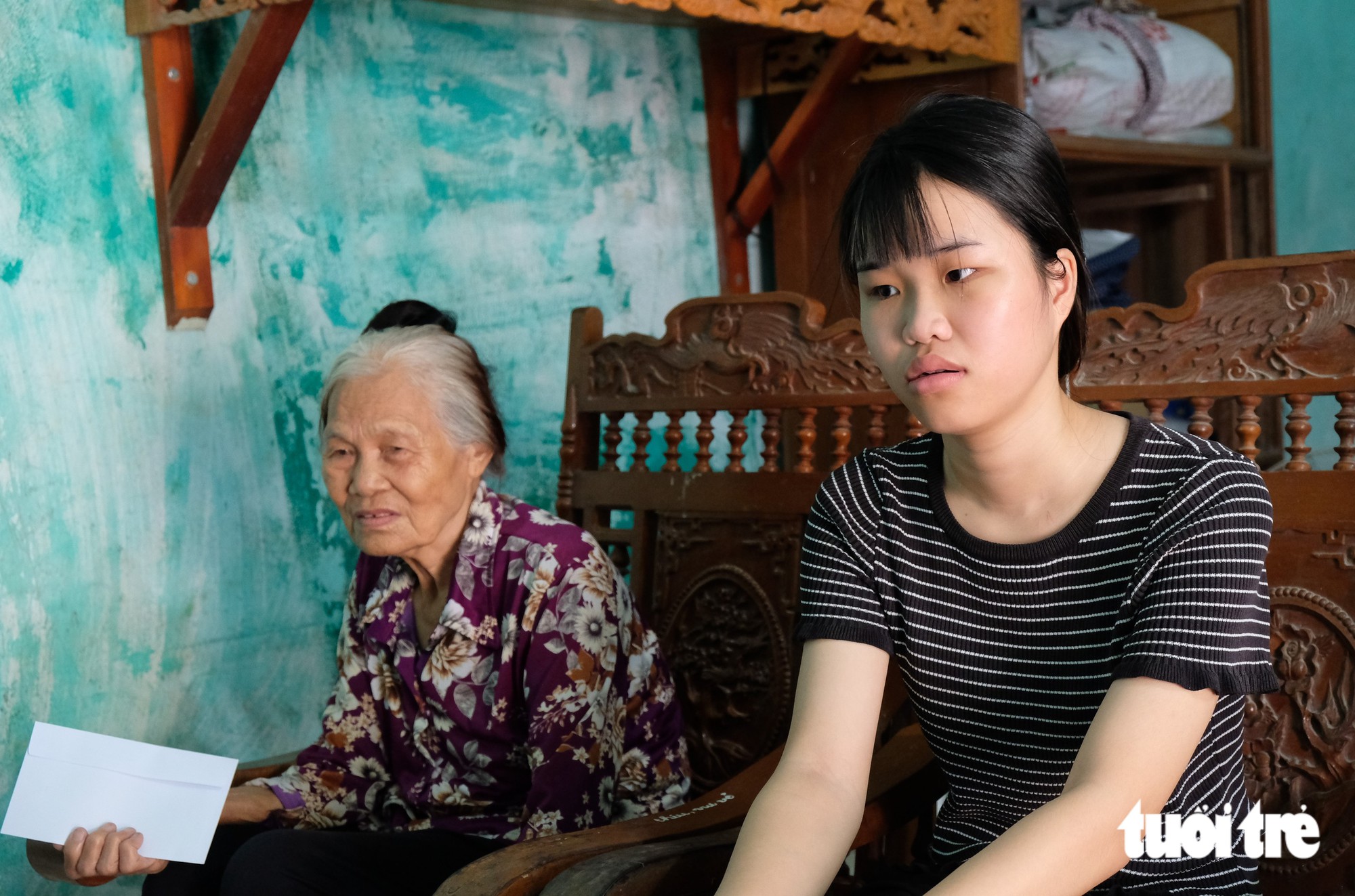 Đại biểu Quốc hội trao 50 triệu giúp nữ sinh sau khi đọc bài viết của Tuổi Trẻ - Ảnh 5.