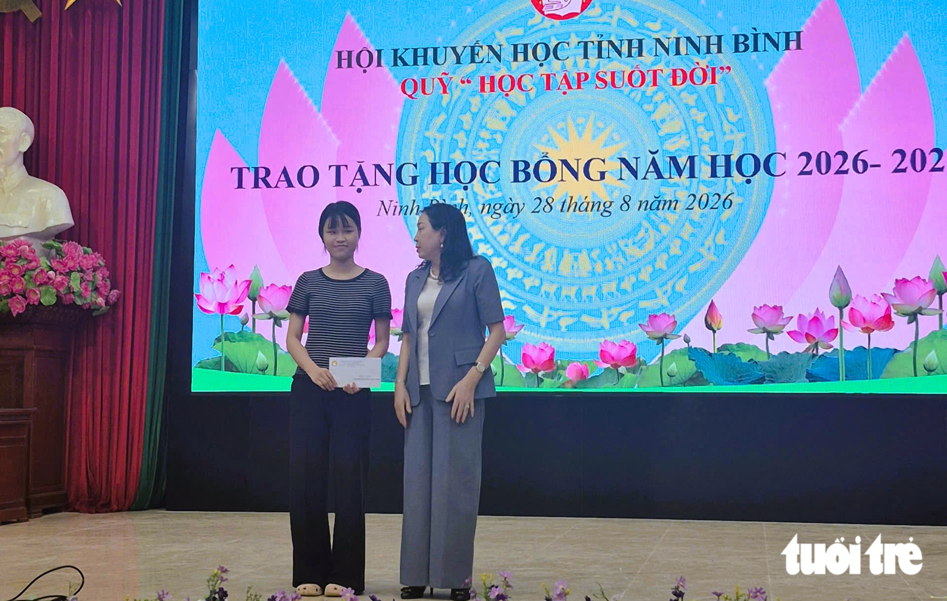 Học viện Ngân hàng miễn toàn bộ học phí cho 'nữ sinh đậu đại học, bà ngoại khóc hết nước mắt' - Ảnh 3.