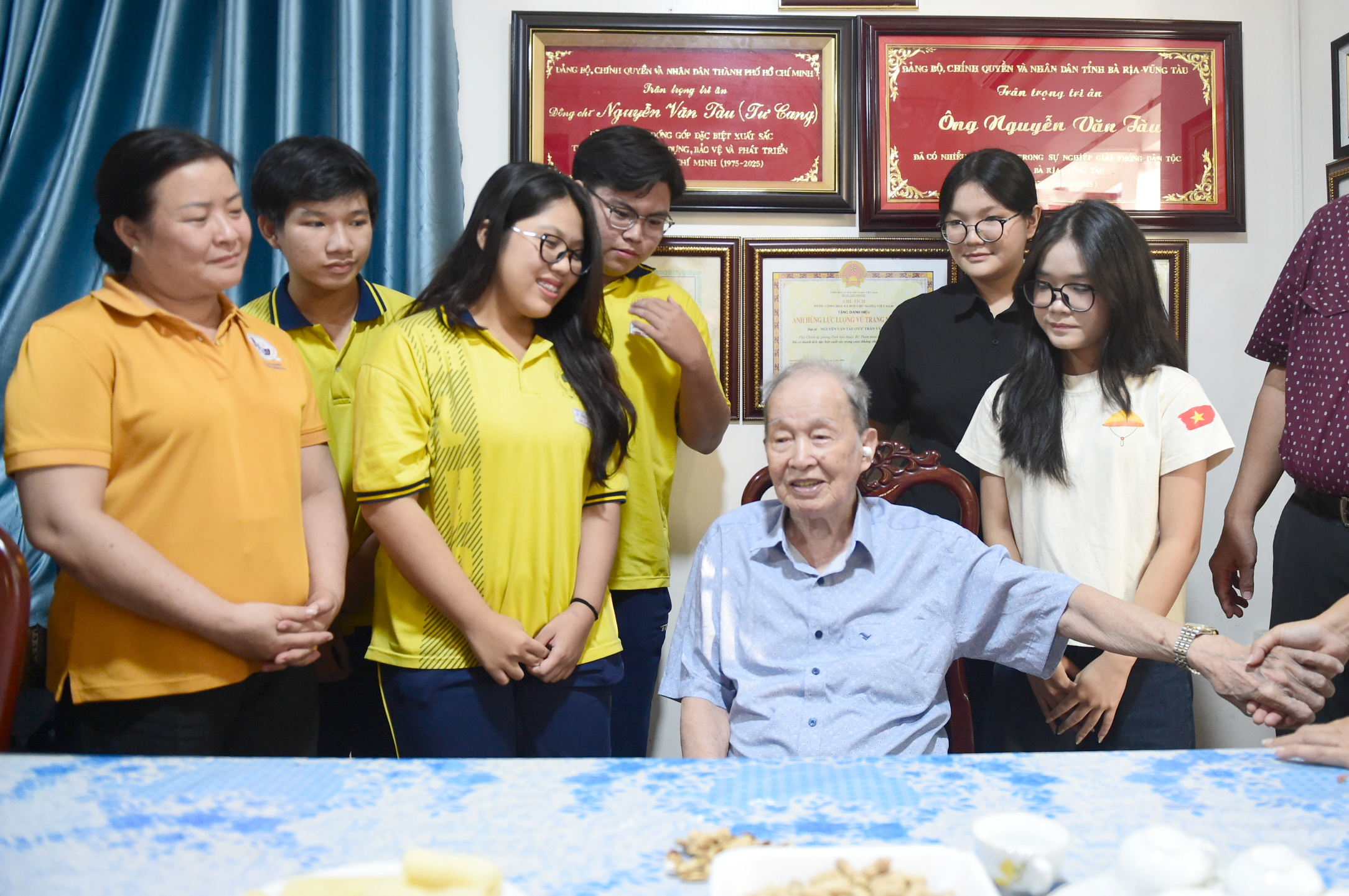 Nối những câu chuyện tuổi 18 qua 81 nămÔng Tư Cang  - Ảnh 1.