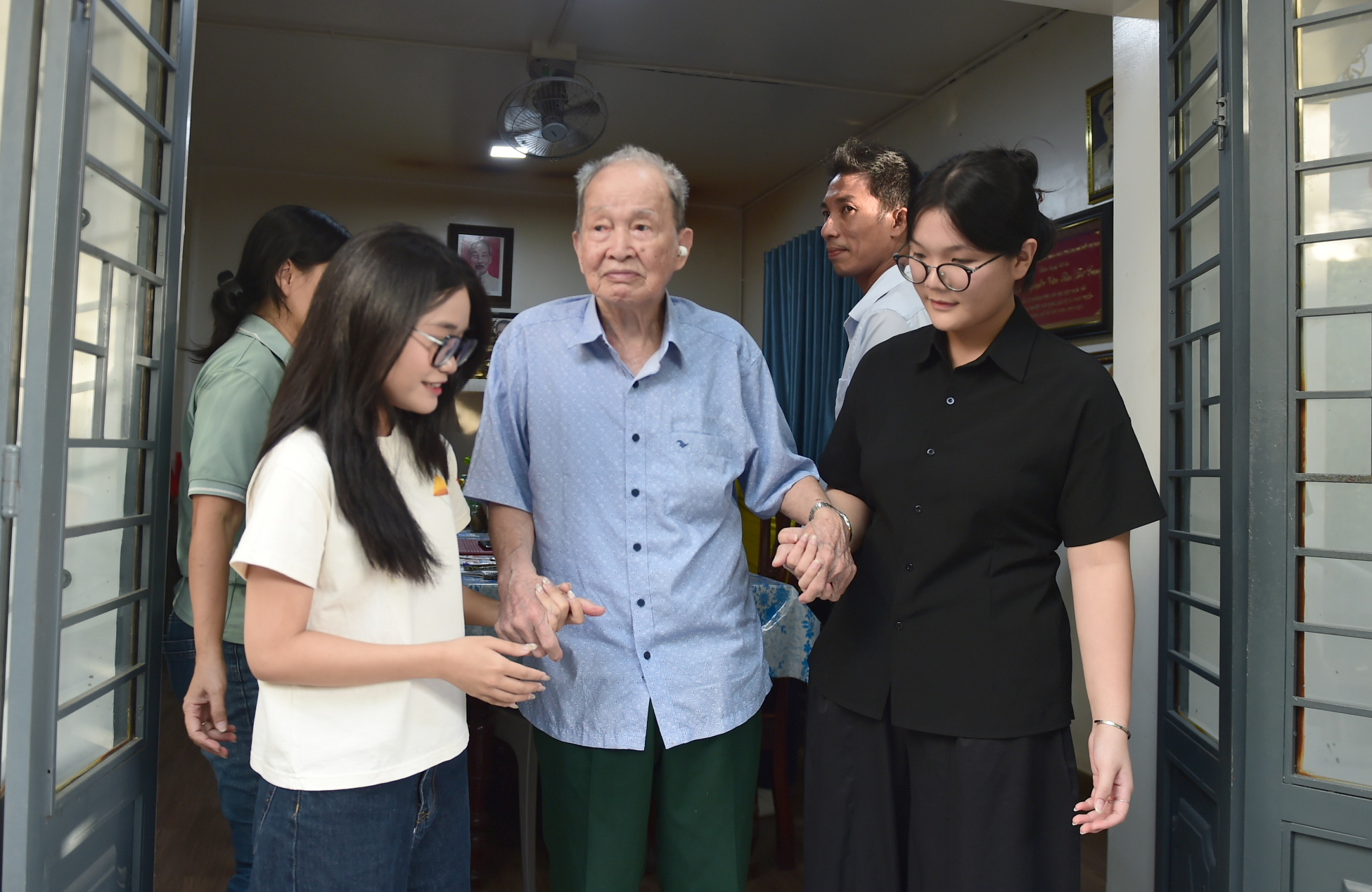 Nối những câu chuyện tuổi 18 qua 81 nămÔng Tư Cang  - Ảnh 8.