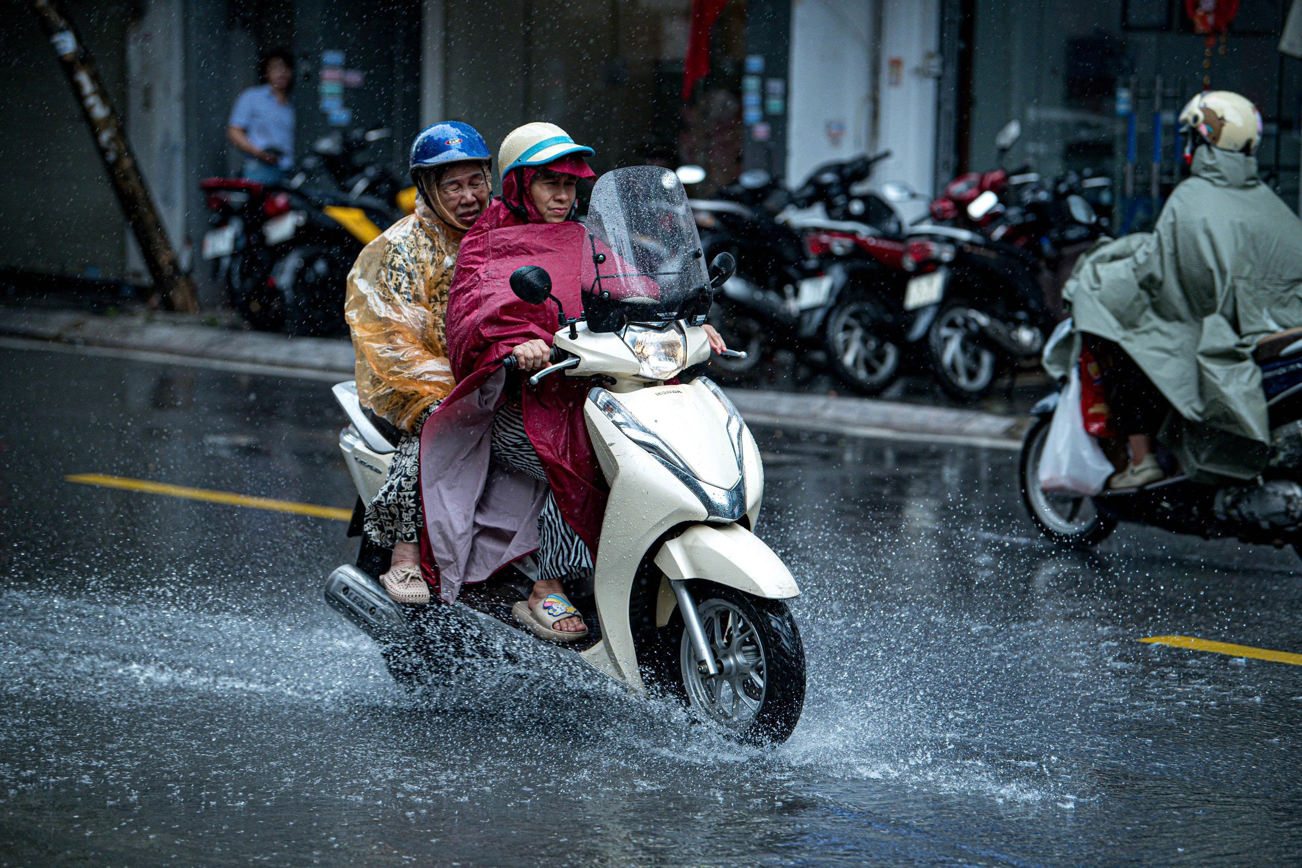 Thời tiết hôm nay 30-8: Ngày cuối tuần Bắc Bộ, Nam Bộ mưa, Trung Bộ nắng nóng - Ảnh 1.