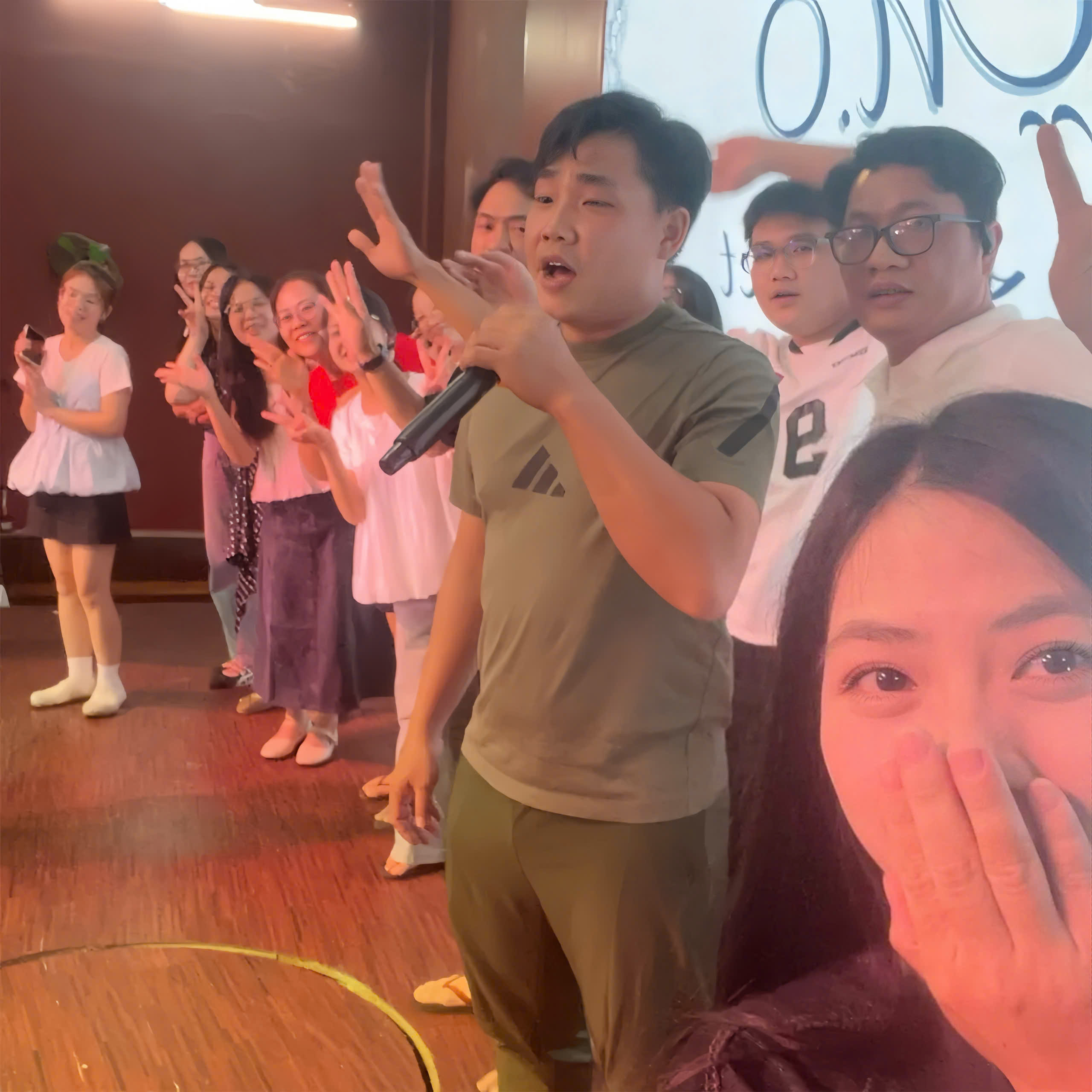 Tại sao cứ tiệc tùng là chĩa máy chụp hình, quay phim mà không hỏi ý kiến người khác? - Ảnh 2.