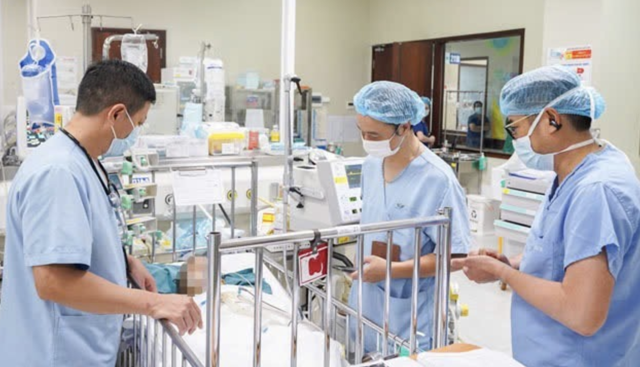 Trẻ 2 tuổi tử vong sau khi vô tình vặn tay ga xe máy điện - Ảnh 1.