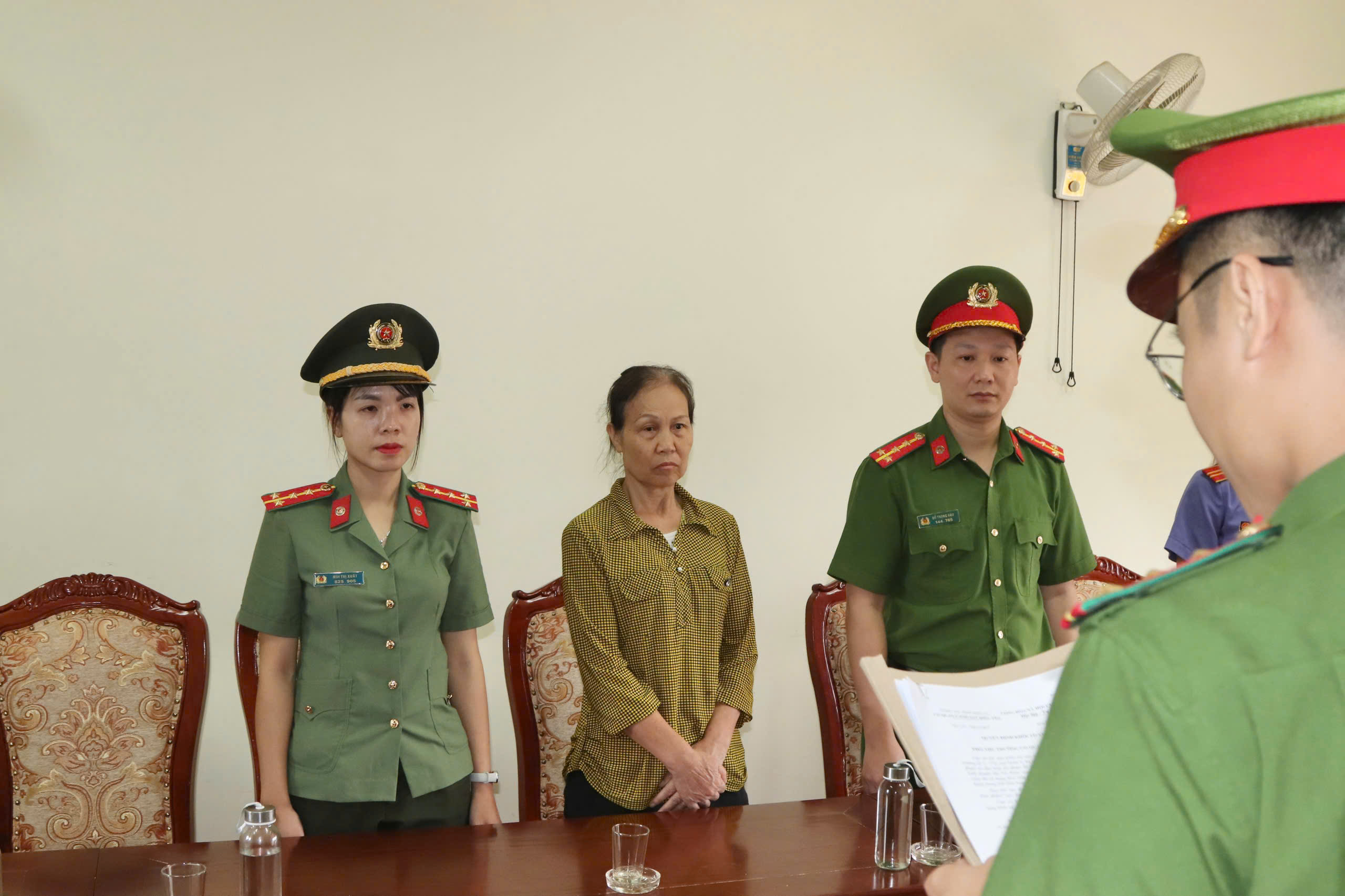 Khởi tố người phụ nữ 66 tuổi dùng hàn the làm hàng trăm kg bánh cuốn - Ảnh 1.