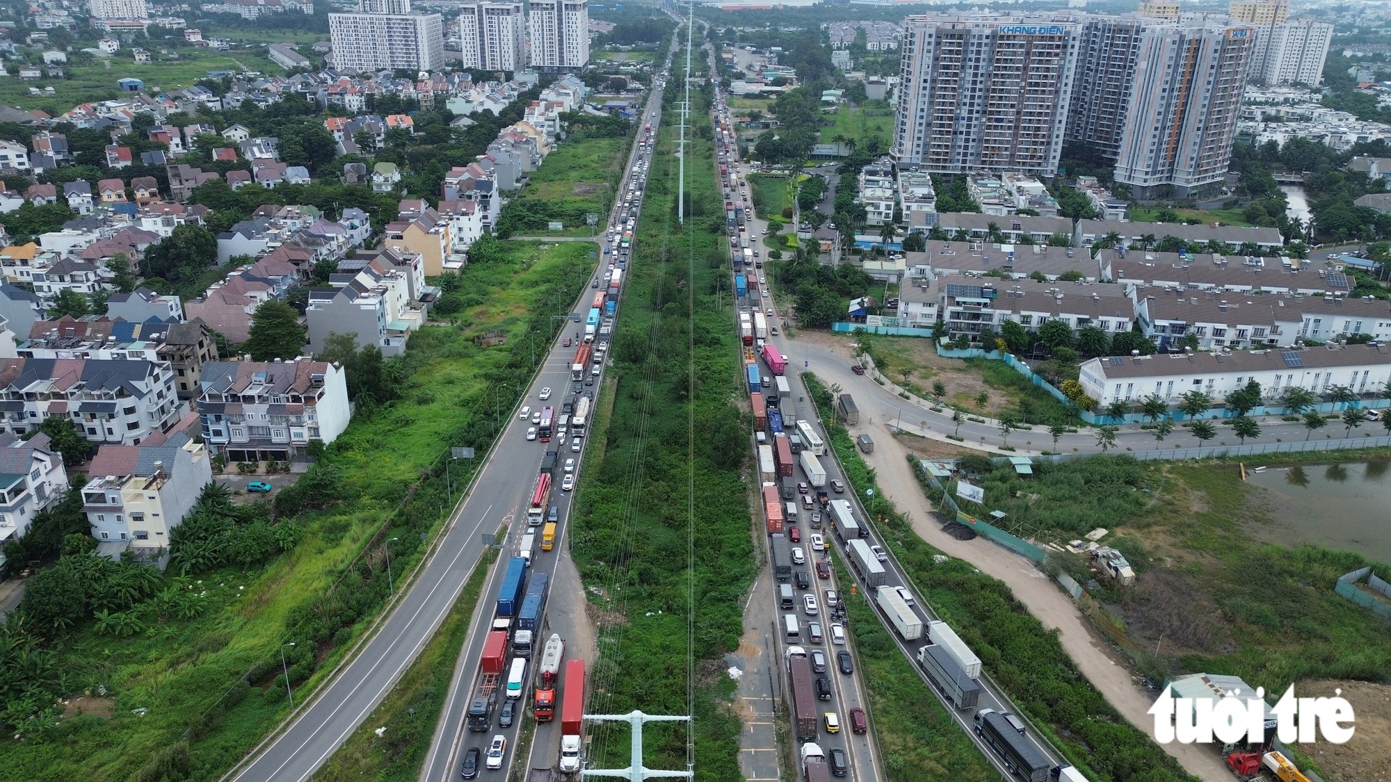 Ngày đầu nghỉ lễ 2-9, cao tốc TP.HCM - Long Thành kẹt 10km, đường Võ Chí Công cũng 'đứng hình' - Ảnh 1.