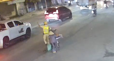 Dừng lại giữa dòng xe, Cảnh sát giao thông dắt xe giúp cụ bà qua đường nhận mưa lời khen - Ảnh 2.