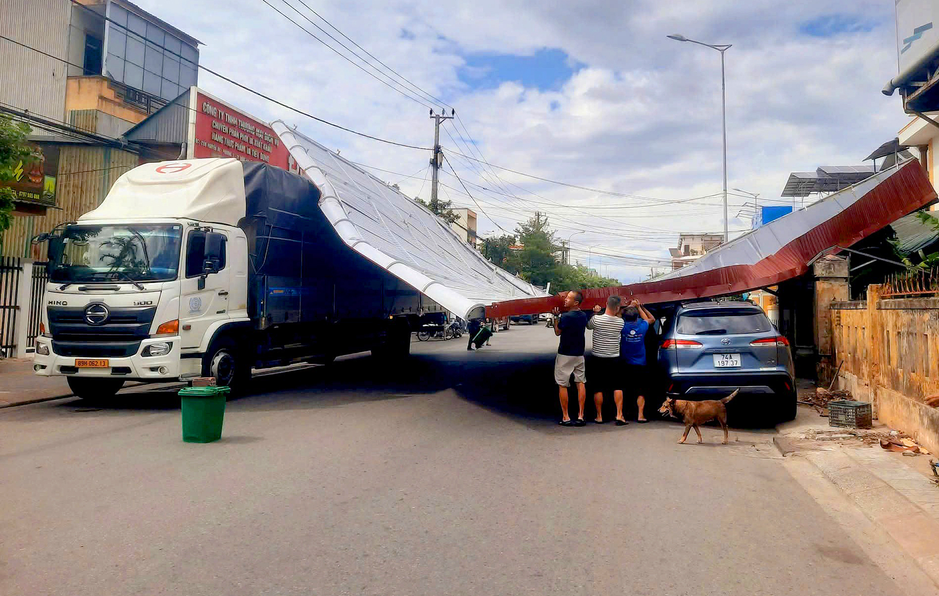 Gió Lào như bão giật phăng mái tôn, xe tải 'đỡ' giúp người đi đường - Ảnh 2.