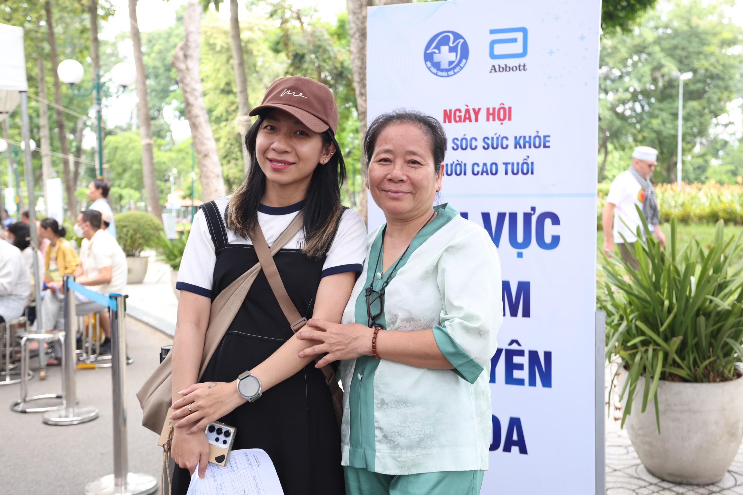 Mùa Vu Lan báo hiếu: đồng hành cùng cha mẹ trên hành trình sống khỏe - Ảnh 1.