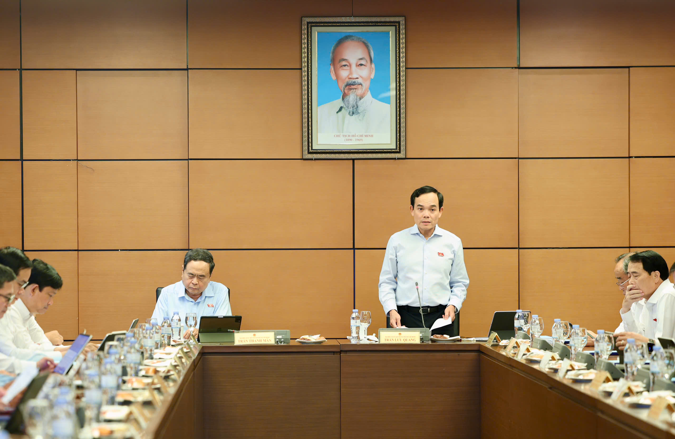 Đại biểu Quốc hội kiến nghị quy định chặt chẽ hơn thủ tục hải quan với hàng hóa qua nền tảng thương mại điện tử - Ảnh 1.