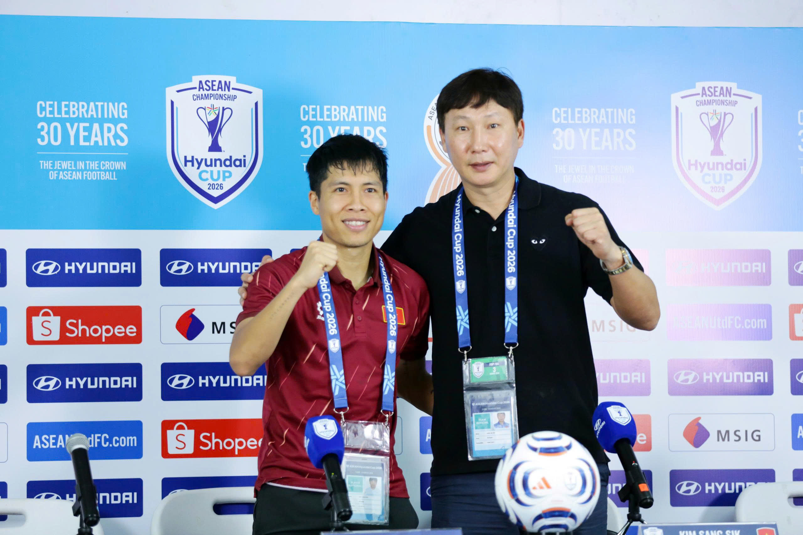 HLV Kim Sang Sik: 'Tôi đã ném chiếc áo trắng không may mắn ở trận trước' - Ảnh 1.