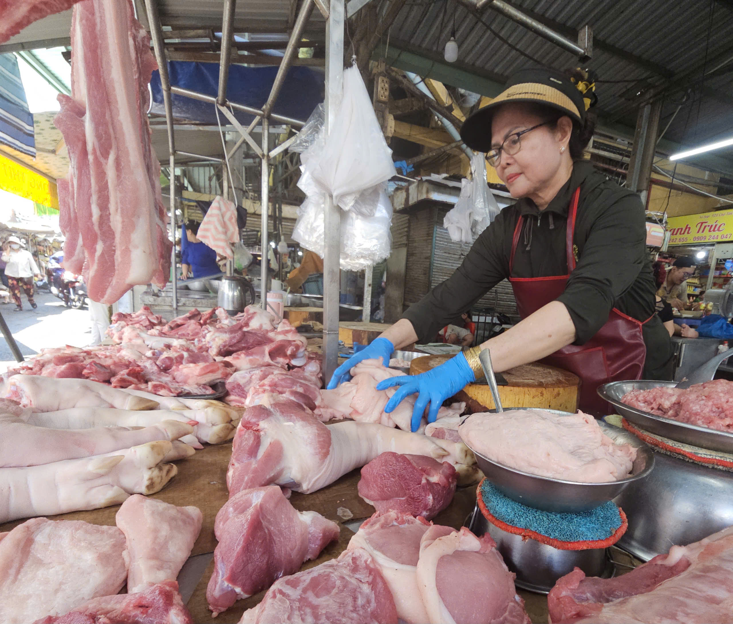 Giá heo hơi tiếp đà giảm, xuống mức thấp nhất từ đầu năm đến nay - Ảnh 1.