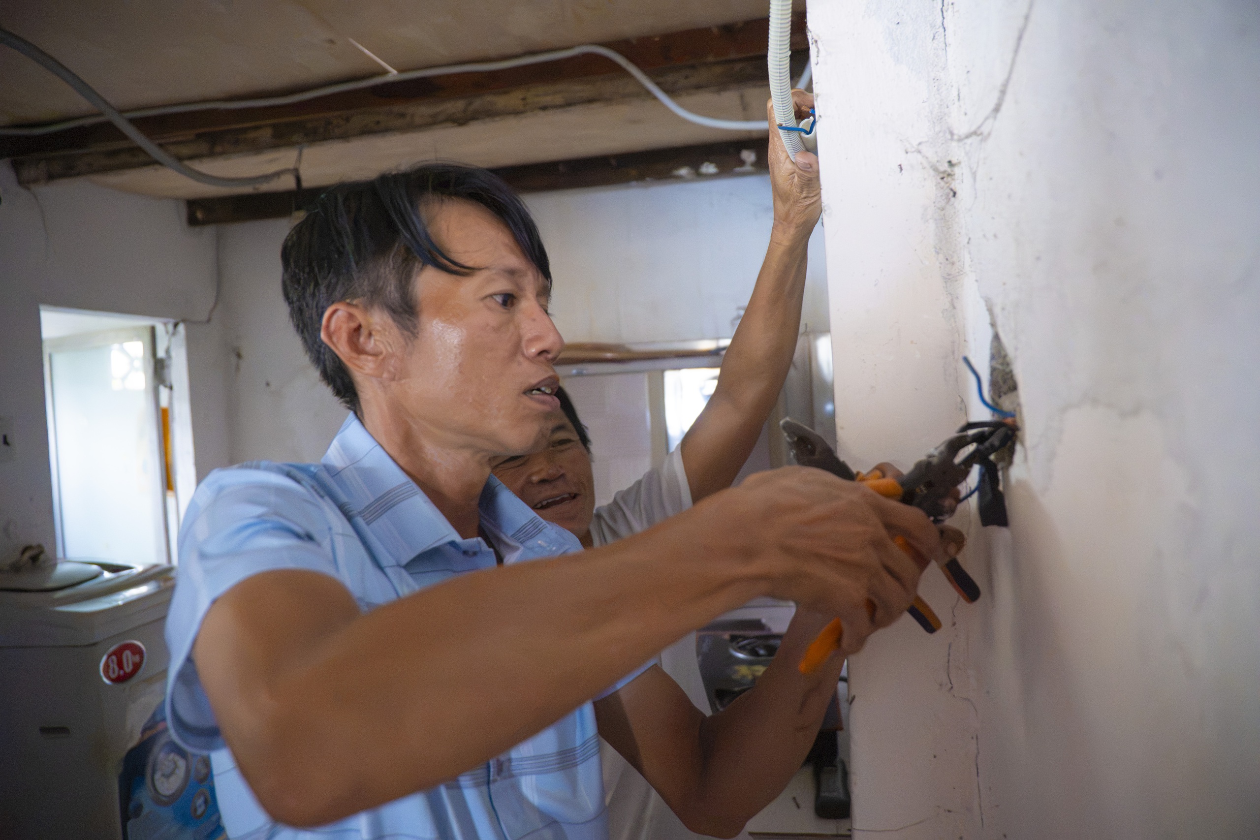 Ngôi nhà ba thế hệ nạn nhân chất độc da cam: Mắt dẫu tối, tình đời sáng - Ảnh 11.