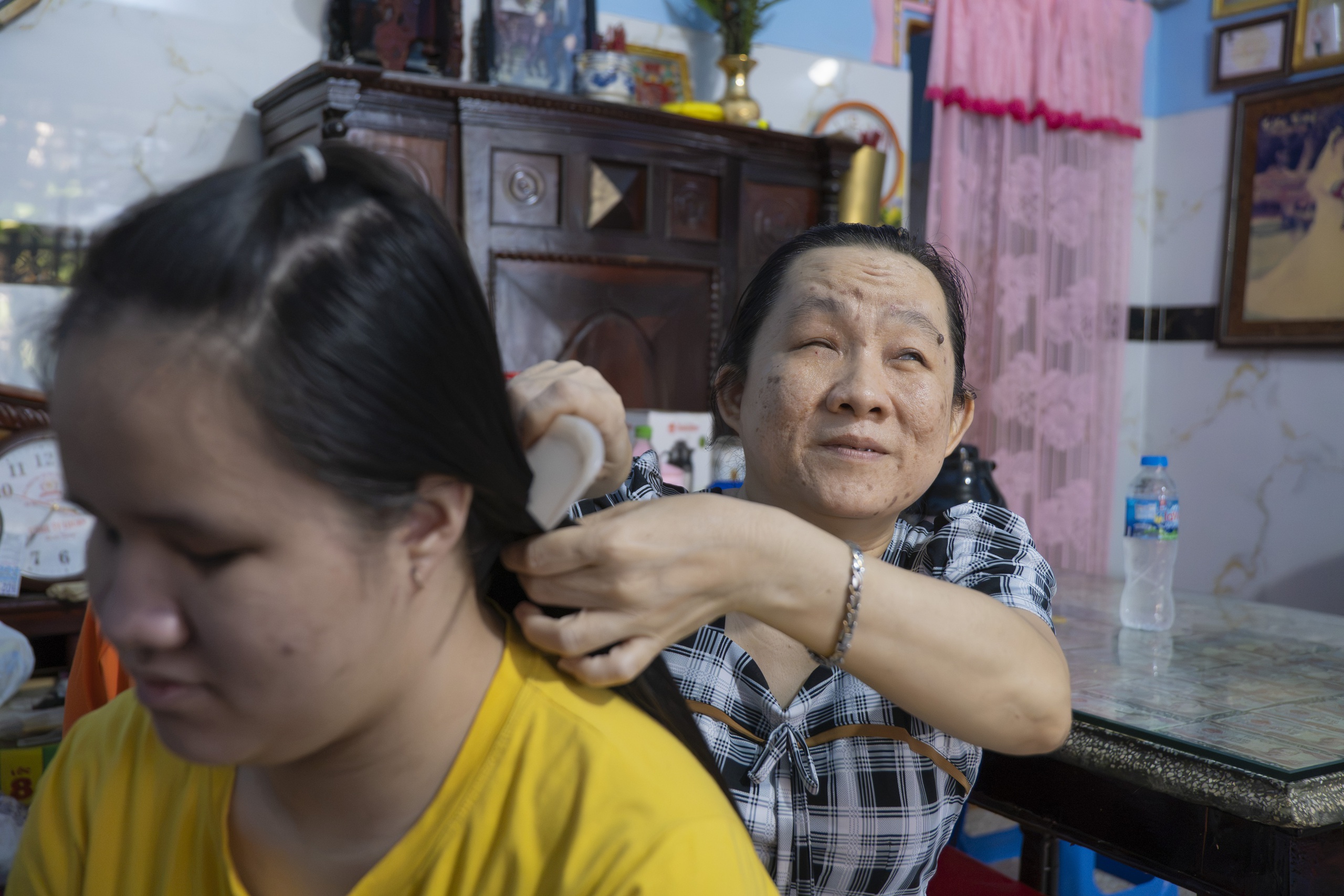 Ngôi nhà ba thế hệ nạn nhân chất độc da cam: Mắt dẫu tối, tình đời sáng - Ảnh 18.