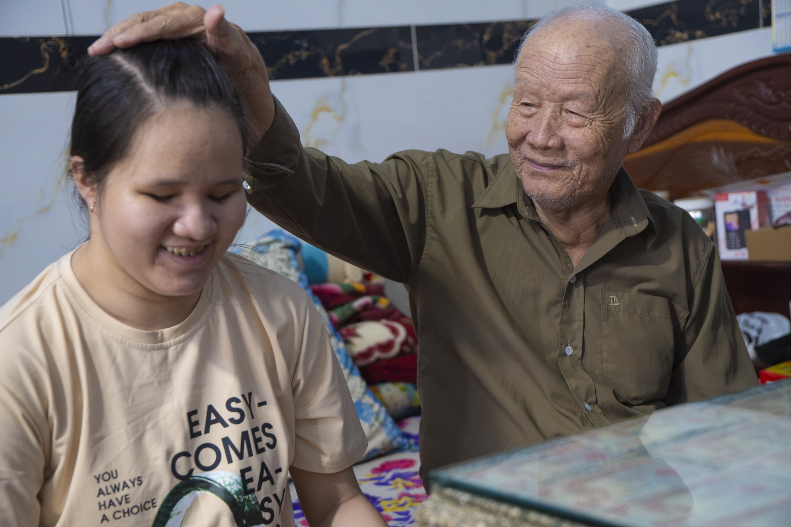 Ngôi nhà ba thế hệ nạn nhân chất độc da cam: Mắt dẫu tối, tình đời sáng - Ảnh 14.