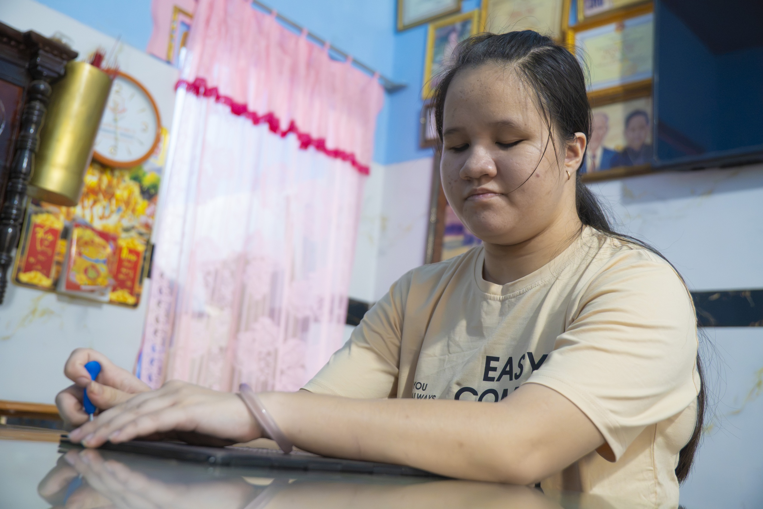 Ngôi nhà ba thế hệ nạn nhân chất độc da cam: Mắt dẫu tối, tình đời sáng - Ảnh 5.