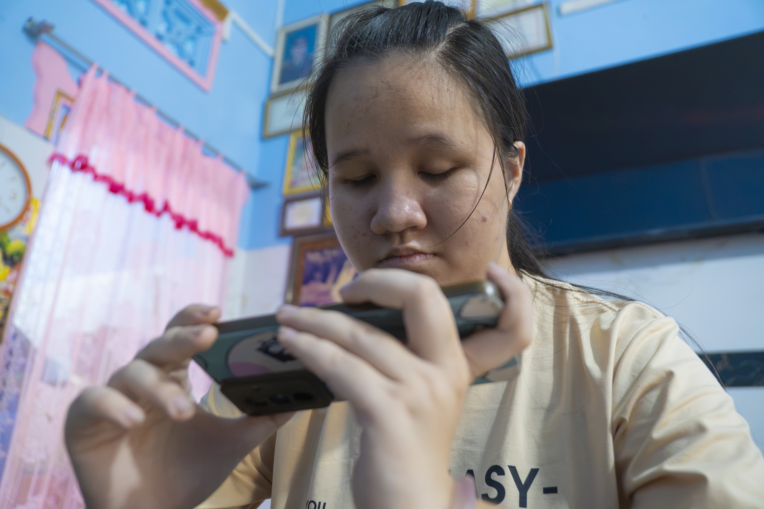 Ngôi nhà ba thế hệ nạn nhân chất độc da cam: Mắt dẫu tối, tình đời sáng - Ảnh 4.
