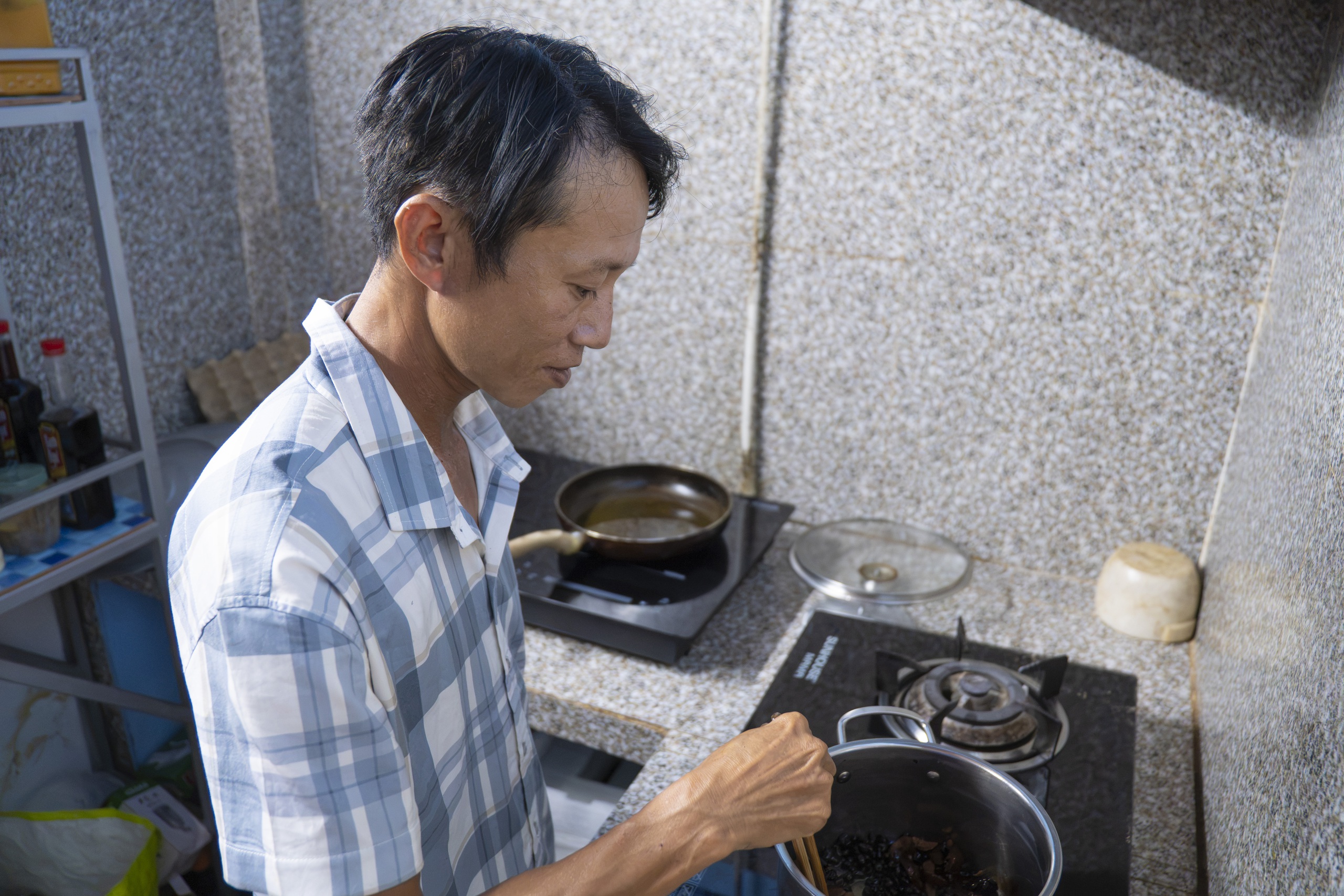 Ngôi nhà ba thế hệ nạn nhân chất độc da cam: Mắt dẫu tối, tình đời sáng - Ảnh 10.