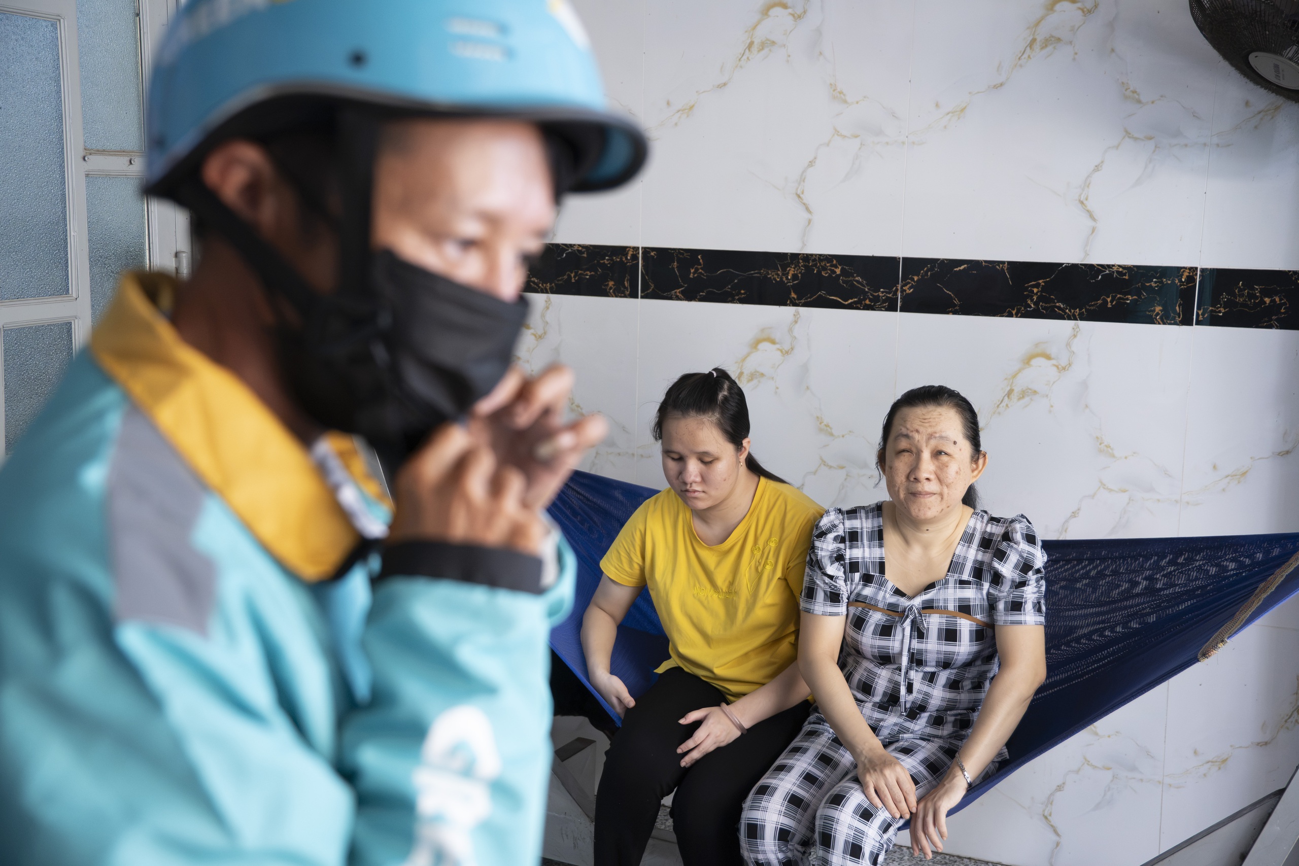 Ngôi nhà ba thế hệ nạn nhân chất độc da cam: Mắt dẫu tối, tình đời sáng - Ảnh 9.