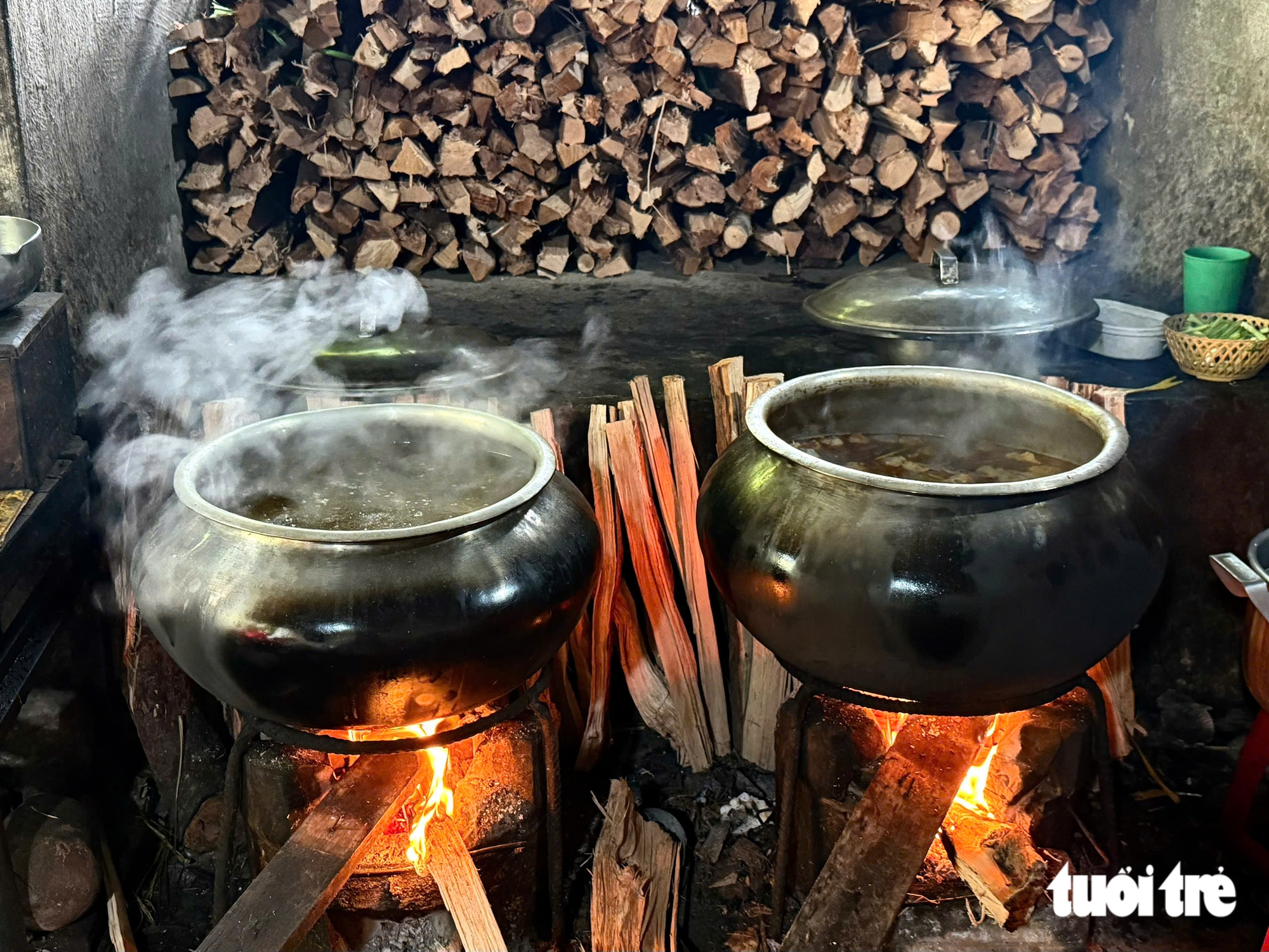 Khói bếp giữ hồn quán bún bò hơn 60 năm trong con hẻm nhỏ ở Huế - Ảnh 1.