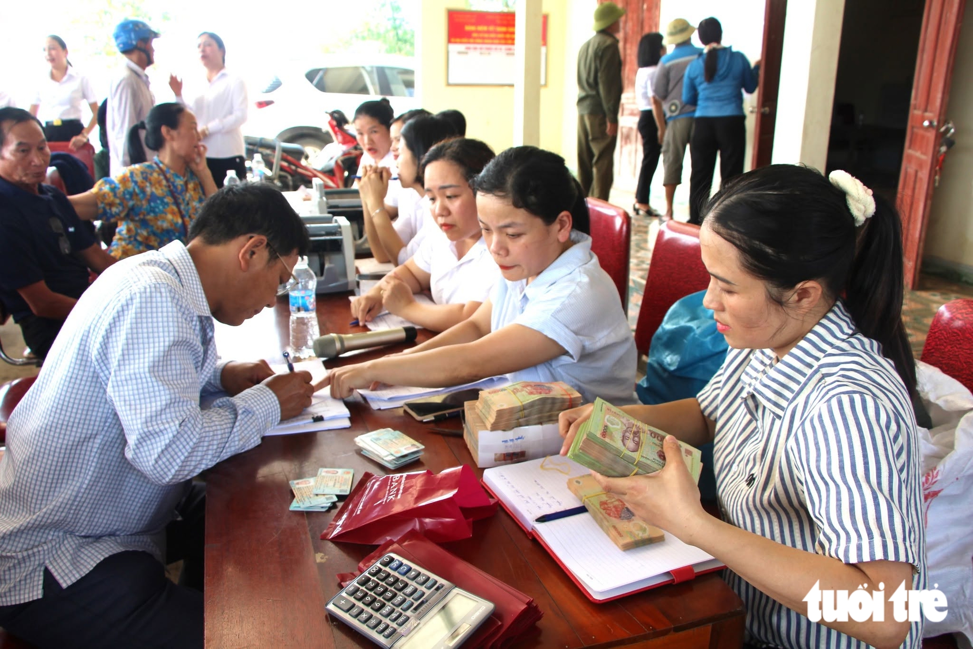 Người dân dỡ nhà, dời mồ mả bàn giao mặt bằng làm cao tốc gần 24.000 tỉ đồng - Ảnh 7.