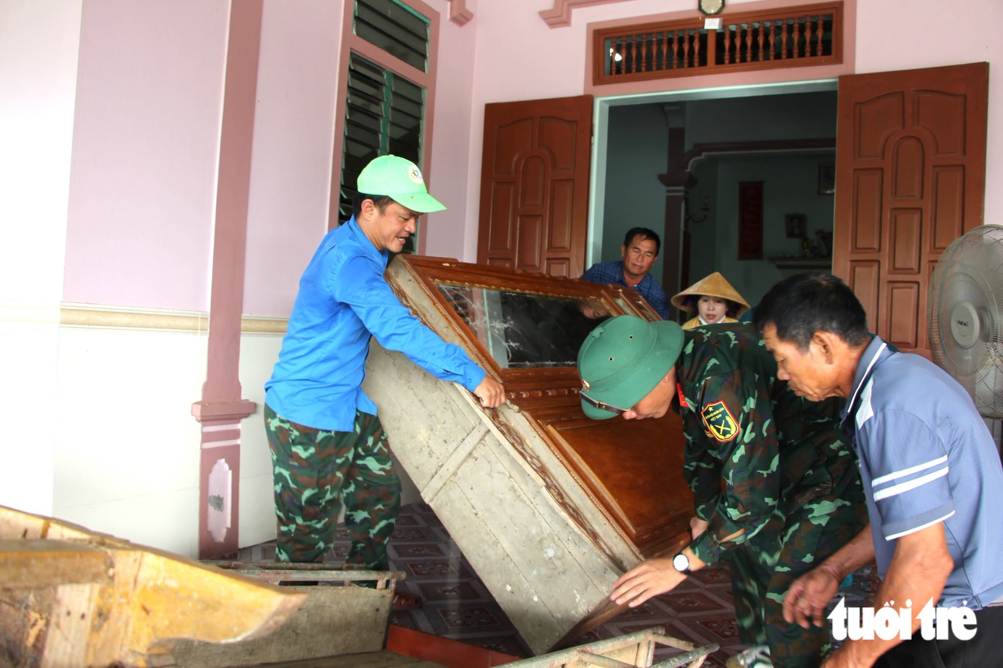 Người dân dỡ nhà, dời mồ mả bàn giao mặt bằng làm cao tốc gần 24.000 tỉ đồng - Ảnh 4.