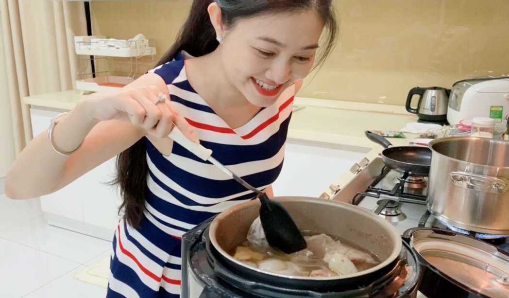 Khán giả bất ngờ khi Quế Trân trổ tài làm đầu bếp - Ảnh 1.