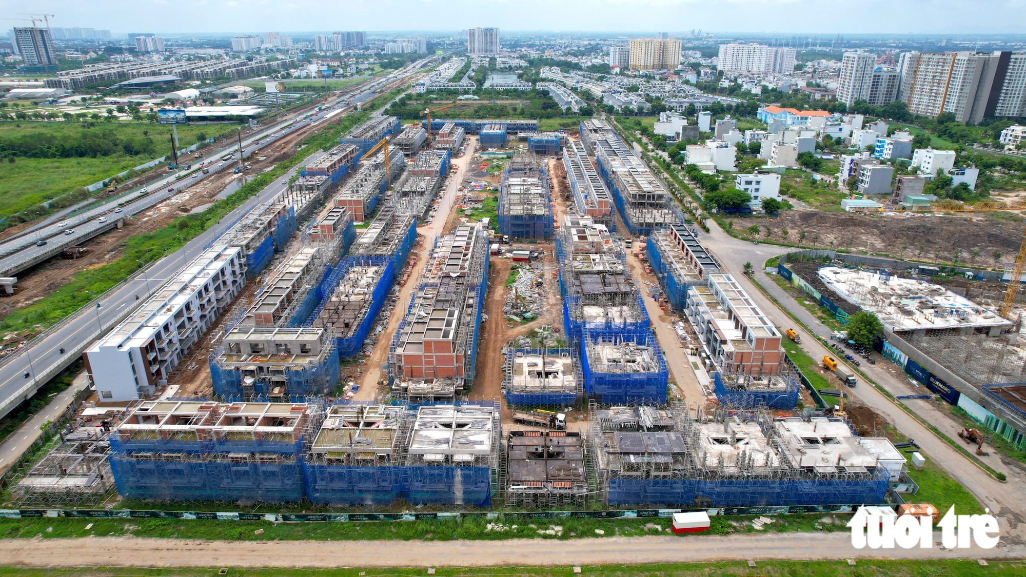 Giá chung cư Hà Nội neo cao nhưng khó bán, TP.HCM chờ 'cú hích' từ nhà giá rẻ - Ảnh 2.