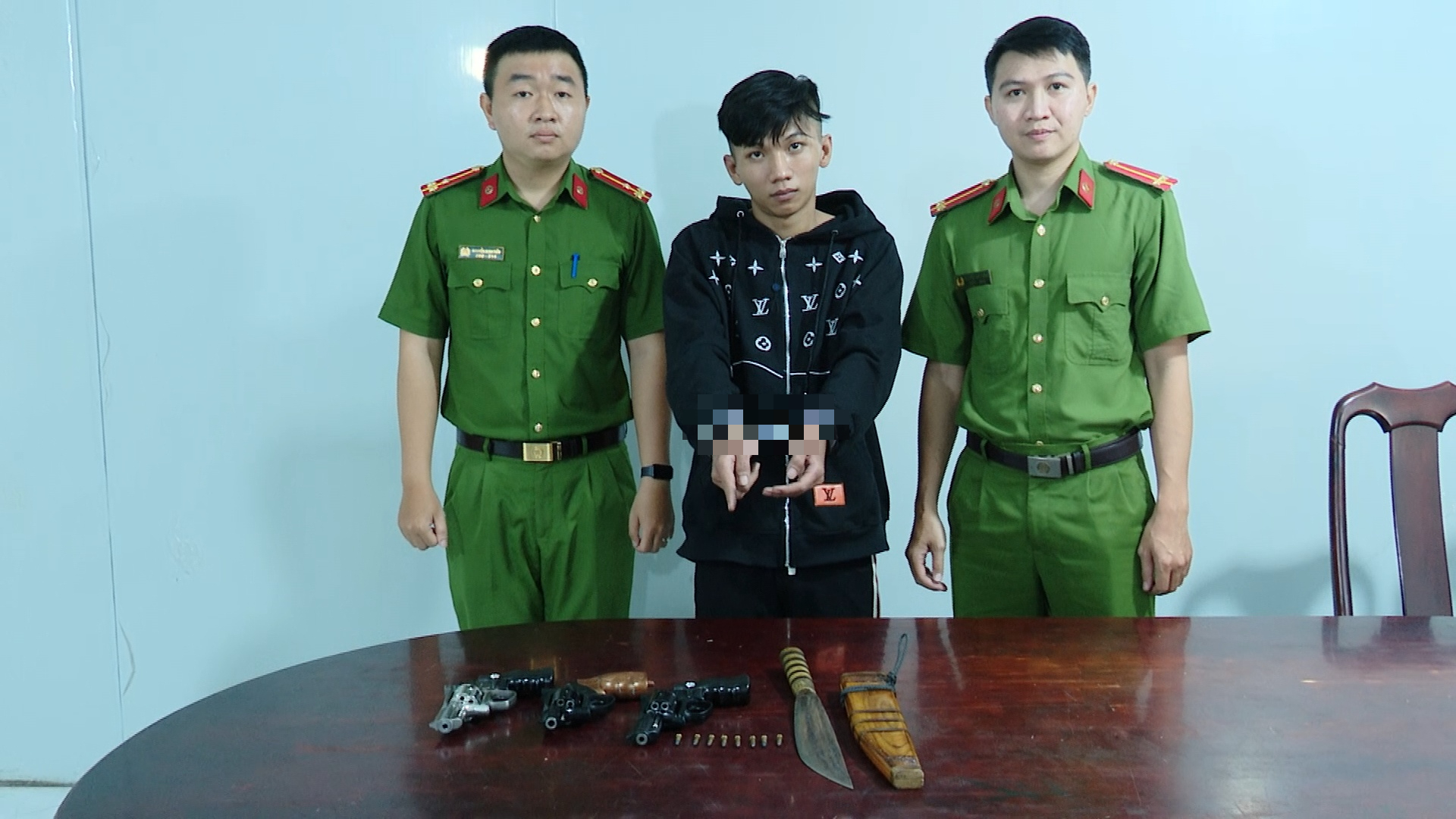 Bắt khẩn cấp nhóm thanh thiếu niên mang súng, dao đi giải quyết mâu thuẫn ở TP.HCM - Ảnh 2.