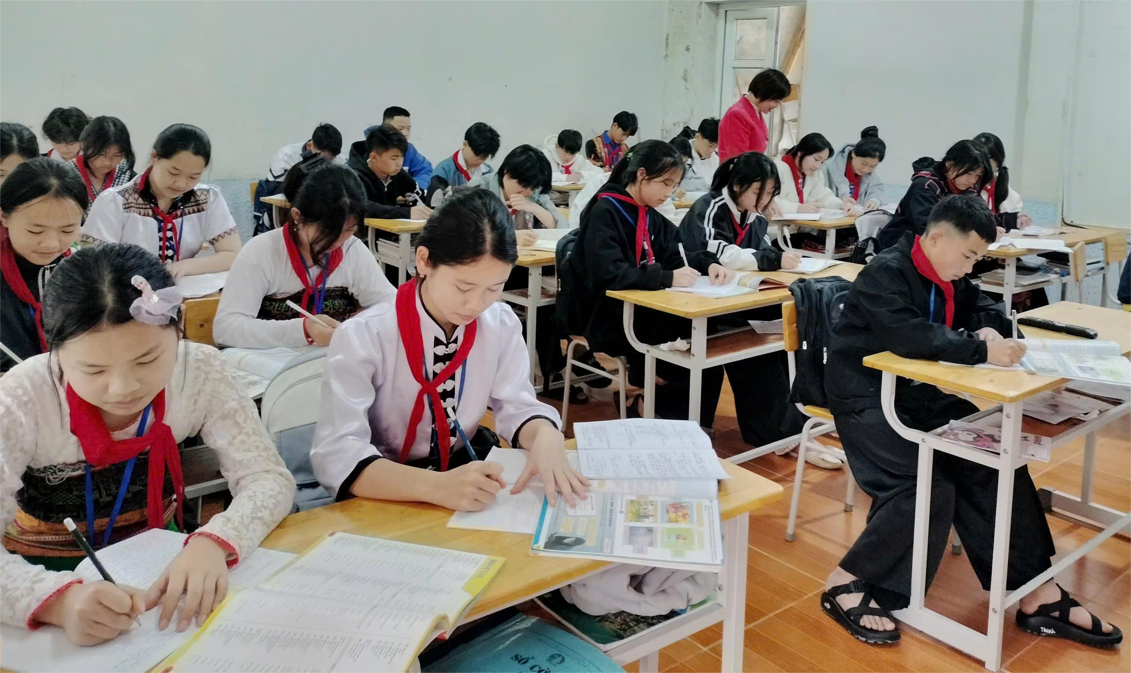 Thanh Hóa tuyển 1.632 giáo viên bằng hình thức thi tự luận 180 phút - Ảnh 1.