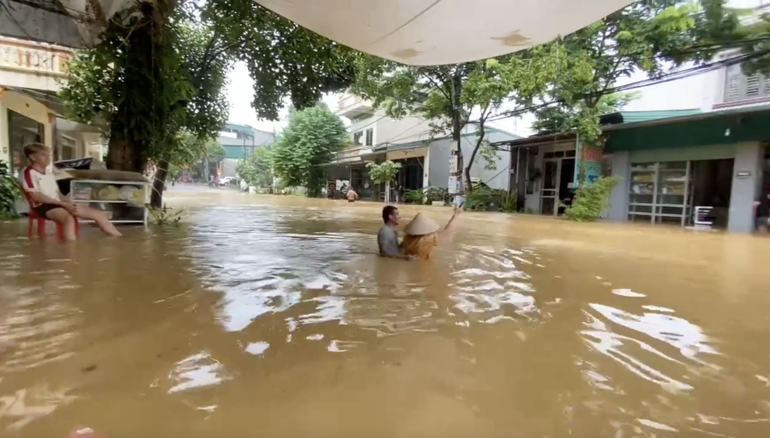 Cảnh sát dầm mưa đưa người dân, tài sản khỏi vùng ngập sâu - Ảnh 2.