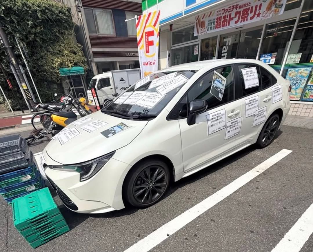 Xe Toyota đỗ lì nhiều ngày trước cửa hàng, chủ bãi xe cũng bó tay, chỉ đành dán kín giấy cảnh báo - Ảnh 2.