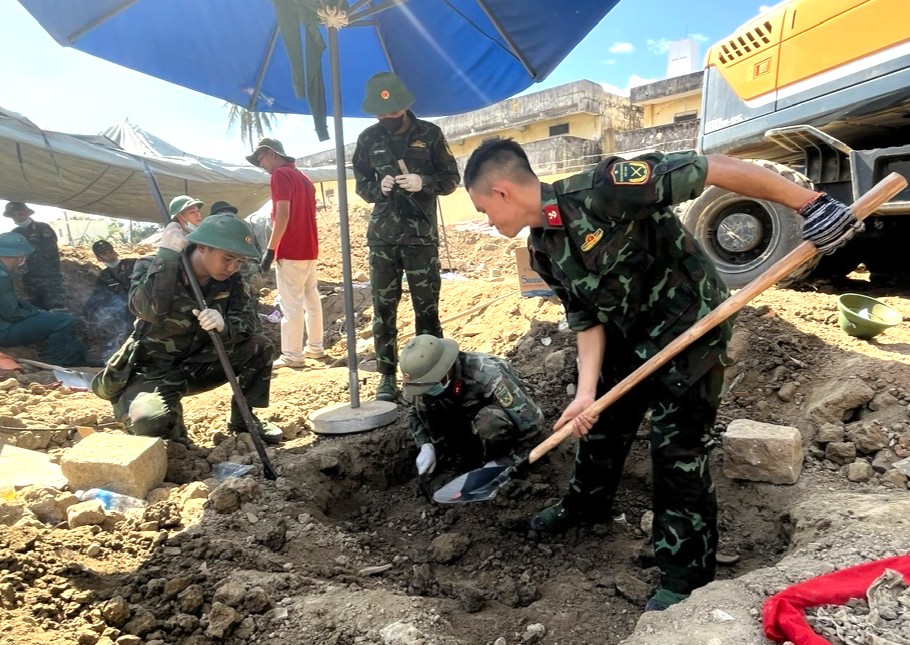 36 hài cốt liệt sĩ được tìm thấy ở khu vực nhà lao Thành Diên Khánh - Ảnh 2.