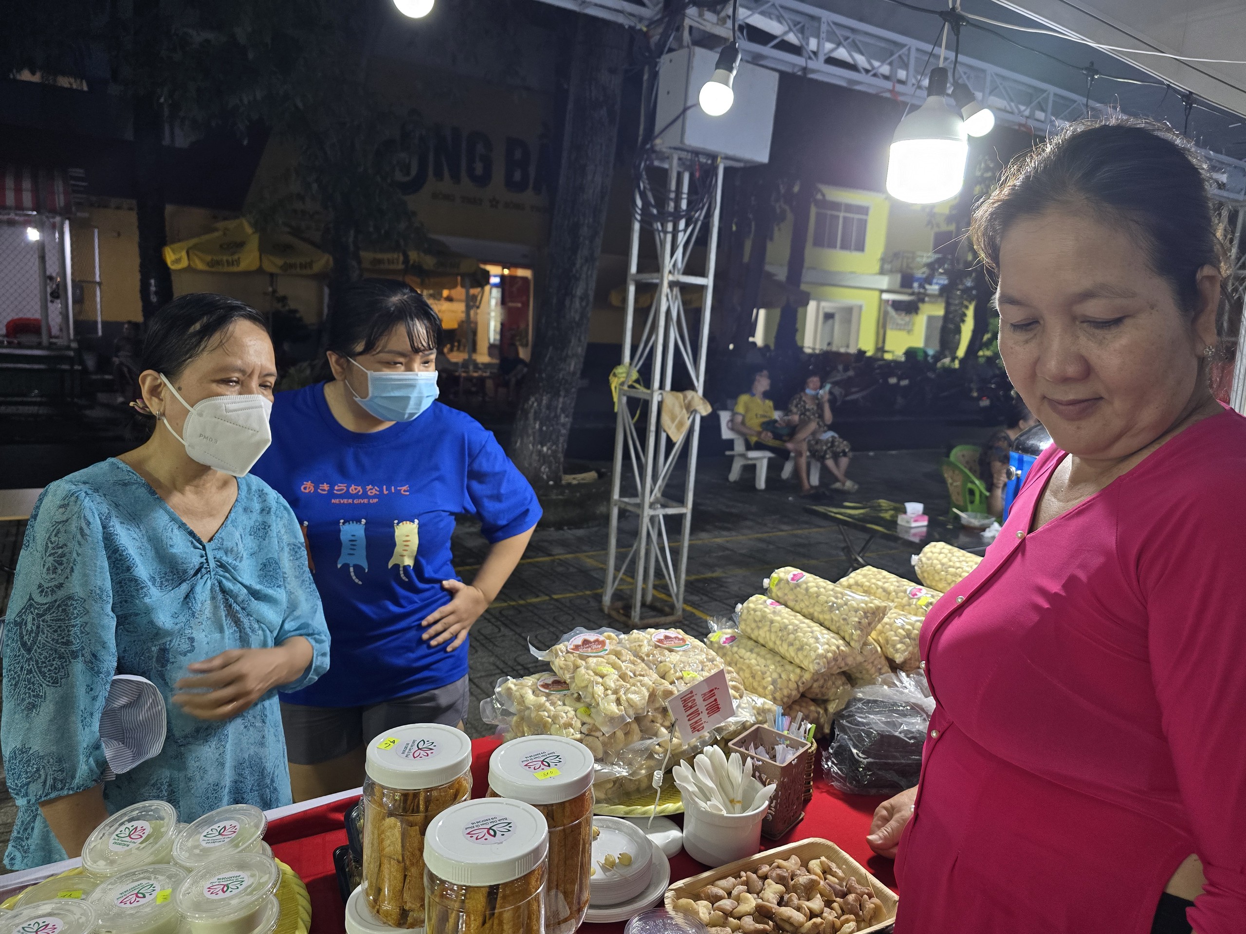 Dòng người đổ về Lễ hội Ẩm thực chay TP.HCM trong đêm cuối - Ảnh 4.