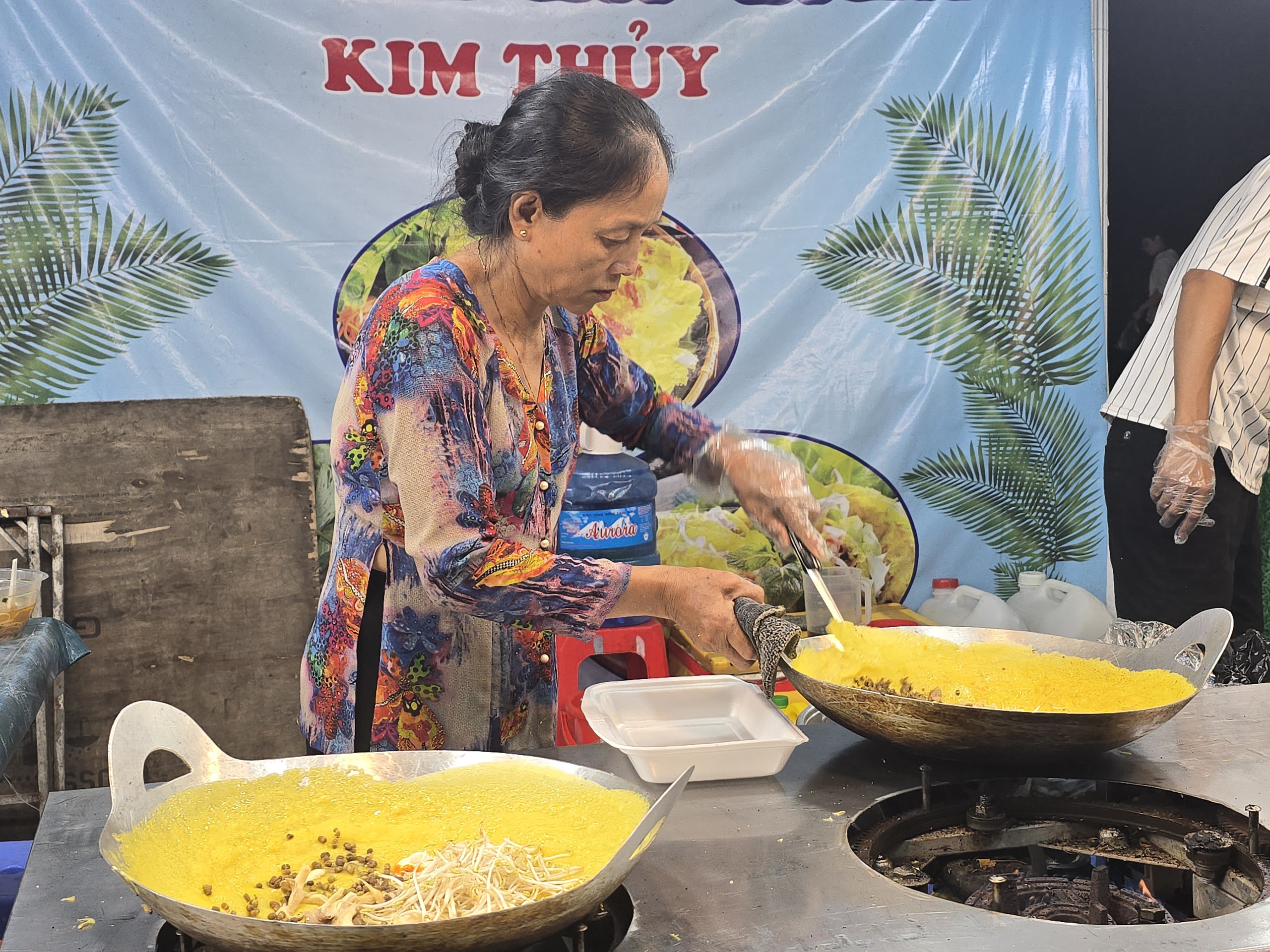 Dòng người đổ về Lễ hội Ẩm thực chay TP.HCM trong đêm cuối - Ảnh 3.