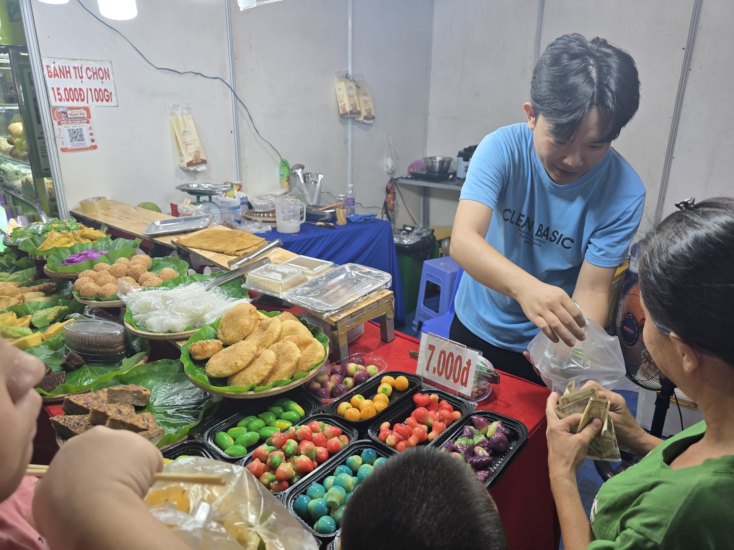 Dòng người đổ về Lễ hội Ẩm thực chay TP.HCM trong đêm cuối - Ảnh 2.